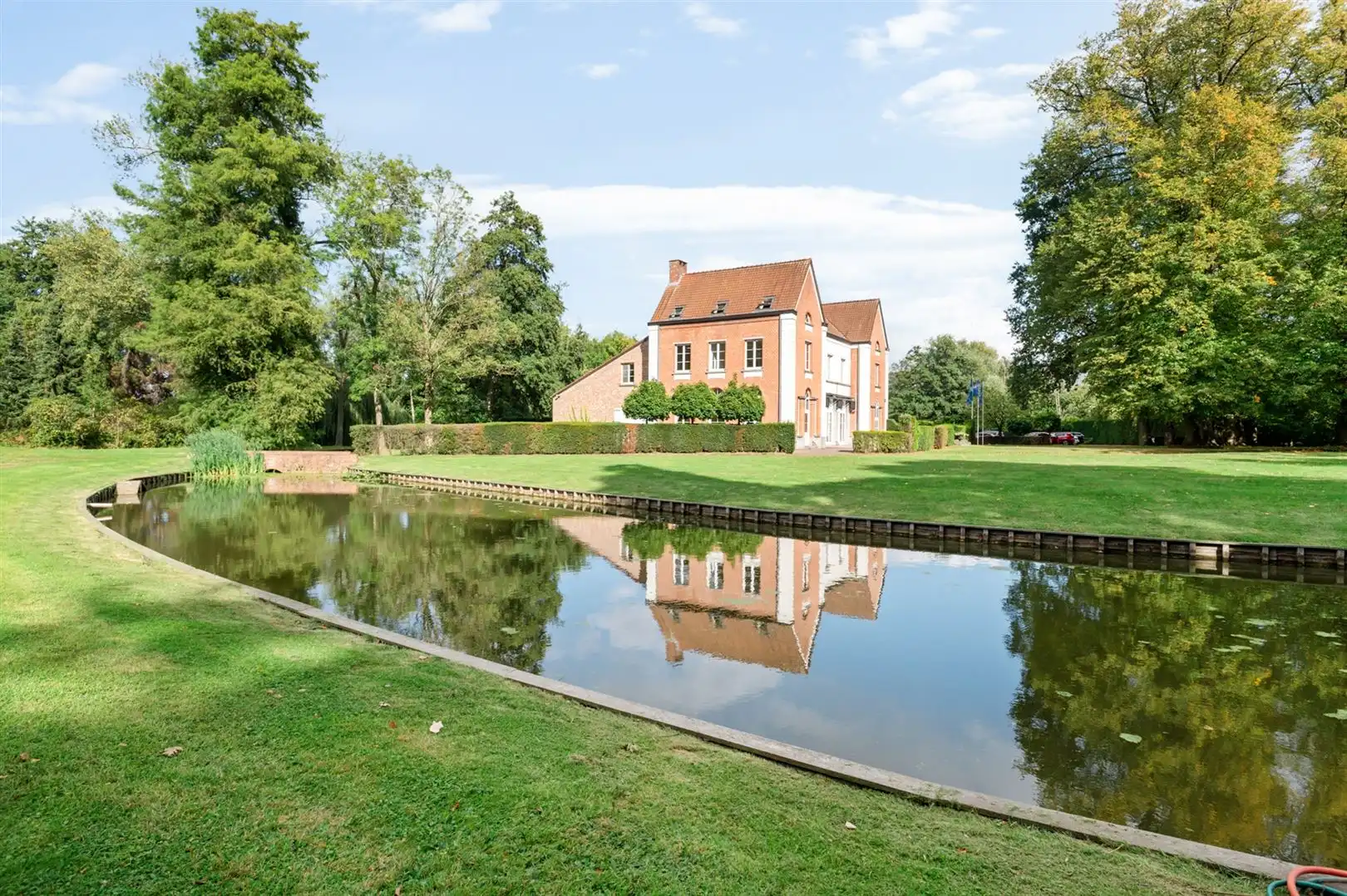 Kantoor in uniek kader te huur foto {{pictureIndex}}