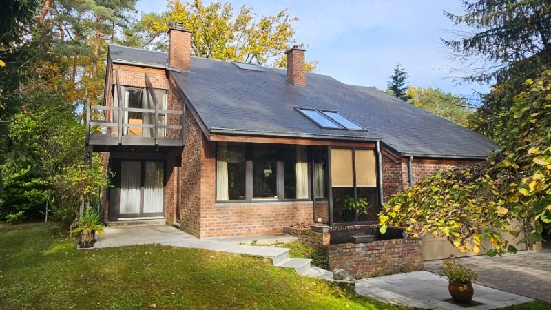 Hoofdfoto van de publicatie: Zeer rustig gelegen villa van 245m² in moderne stijl op 14 are palende aan golfdomein