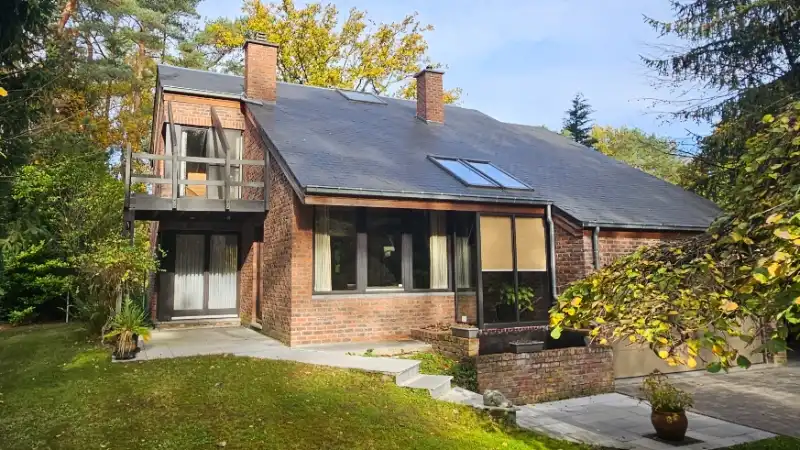 Hoofdfoto van de publicatie: Zeer rustig gelegen villa van 245m² in moderne stijl op 14 are palende aan golfdomein