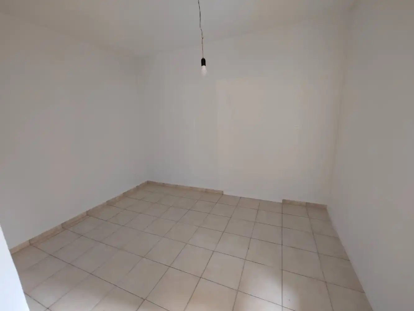 Gerenoveerde kantoorruimte met opslag foto 12