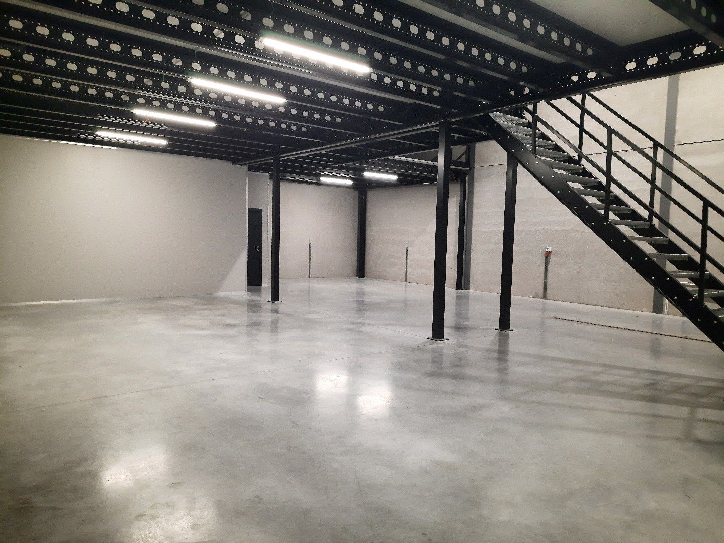 Hoogwaardig KMO-bedrijfsgebouw 187 m² met mezzanine in strategische bedrijventerrein (Winterslag-Genk). foto 9