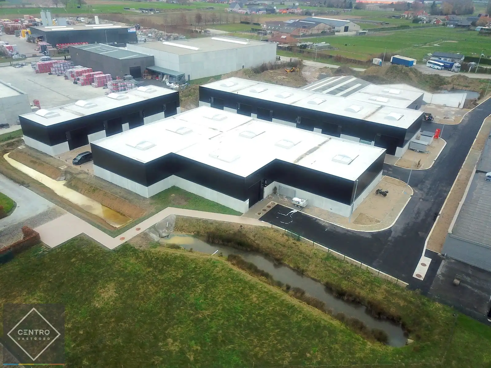 Goed GEISOLEERD MAGAZIJN (180m2) TE HUUR, inclusief private parkeerplaats voor de deur en vrije hoogte 6m op ambachtelijke zone te Ingelmunster. foto 10