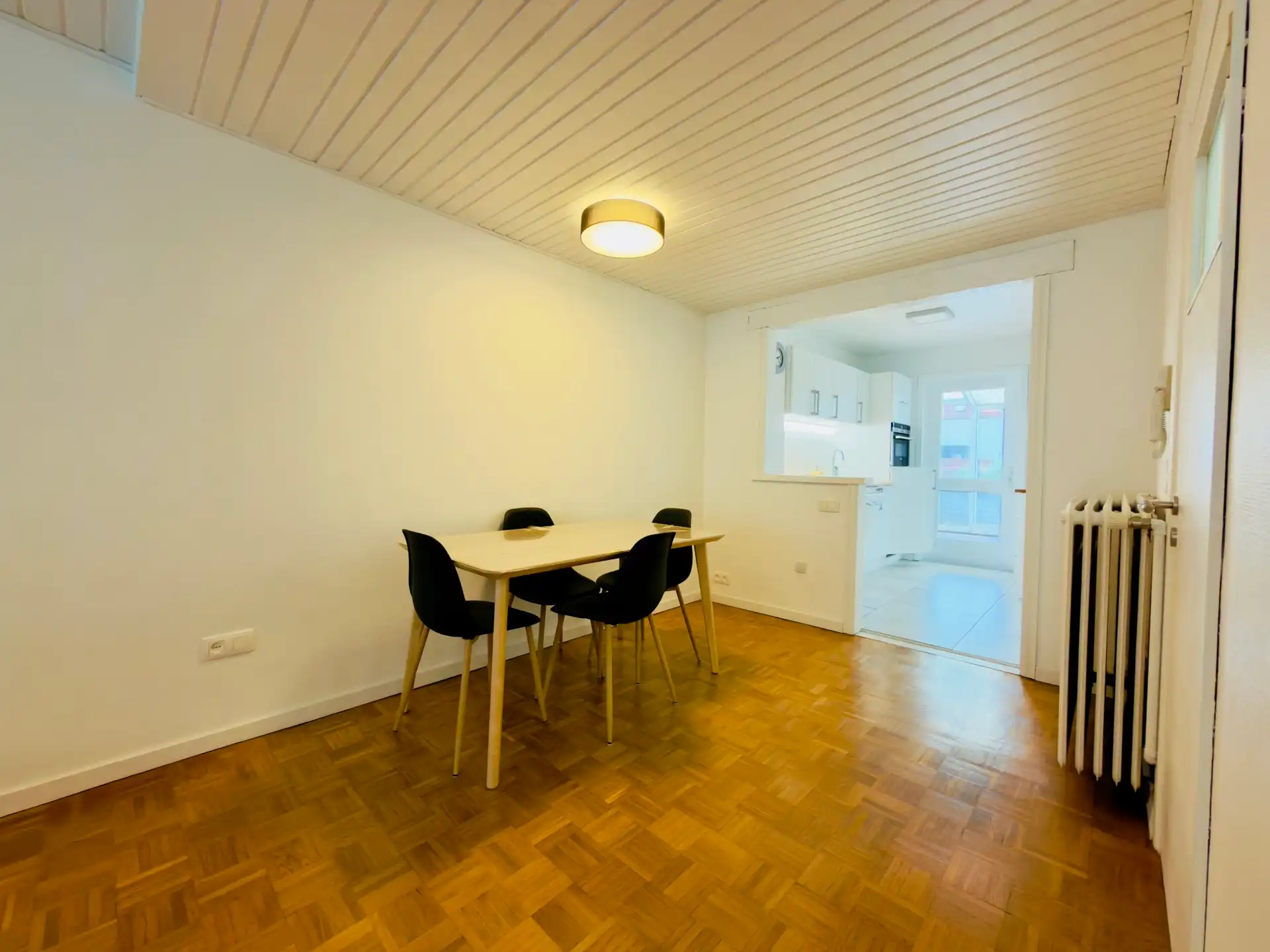 DE PANNE – Instapklare gerenoveerde woning met 4 slpk., grote garage, op wandelafstand van zee, bos en tram.  foto 14