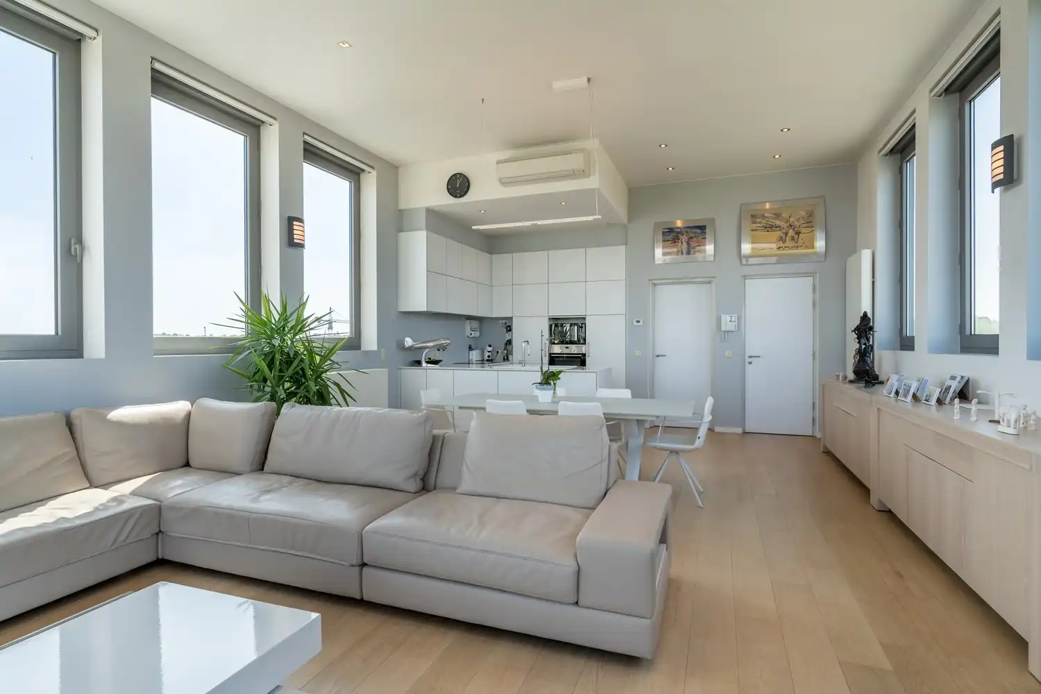 Unieke LOFT met 2 slaapkamers, een prachtig terras met een adembenemend vergezicht, 2 autostaanplaatsen en een bijzonder ruime berging aan de rand van Leuven en nabij het station van Herent! foto 8