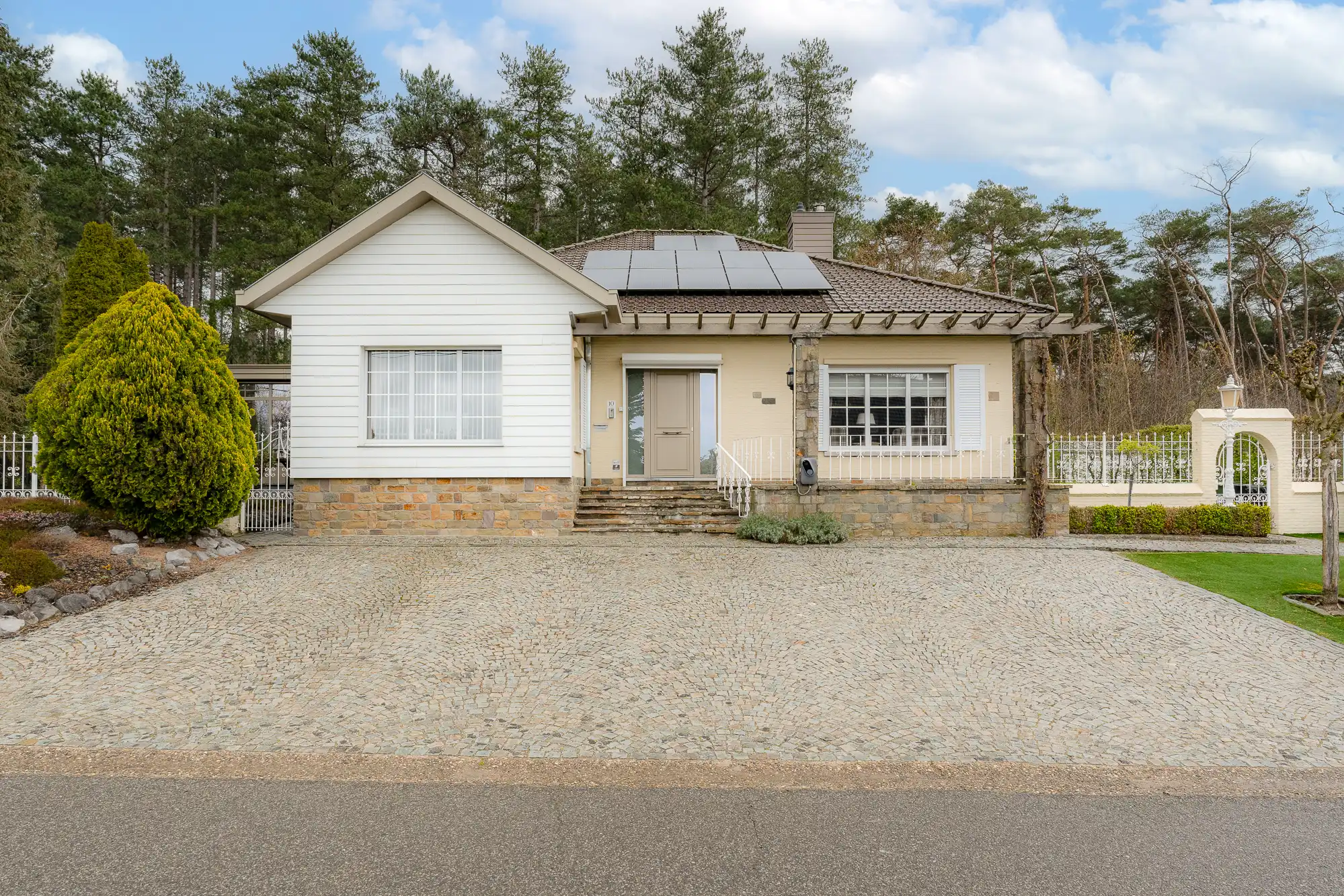 Ruime villa met bureau, veranda en wellness in Averbode foto {{pictureIndex}}