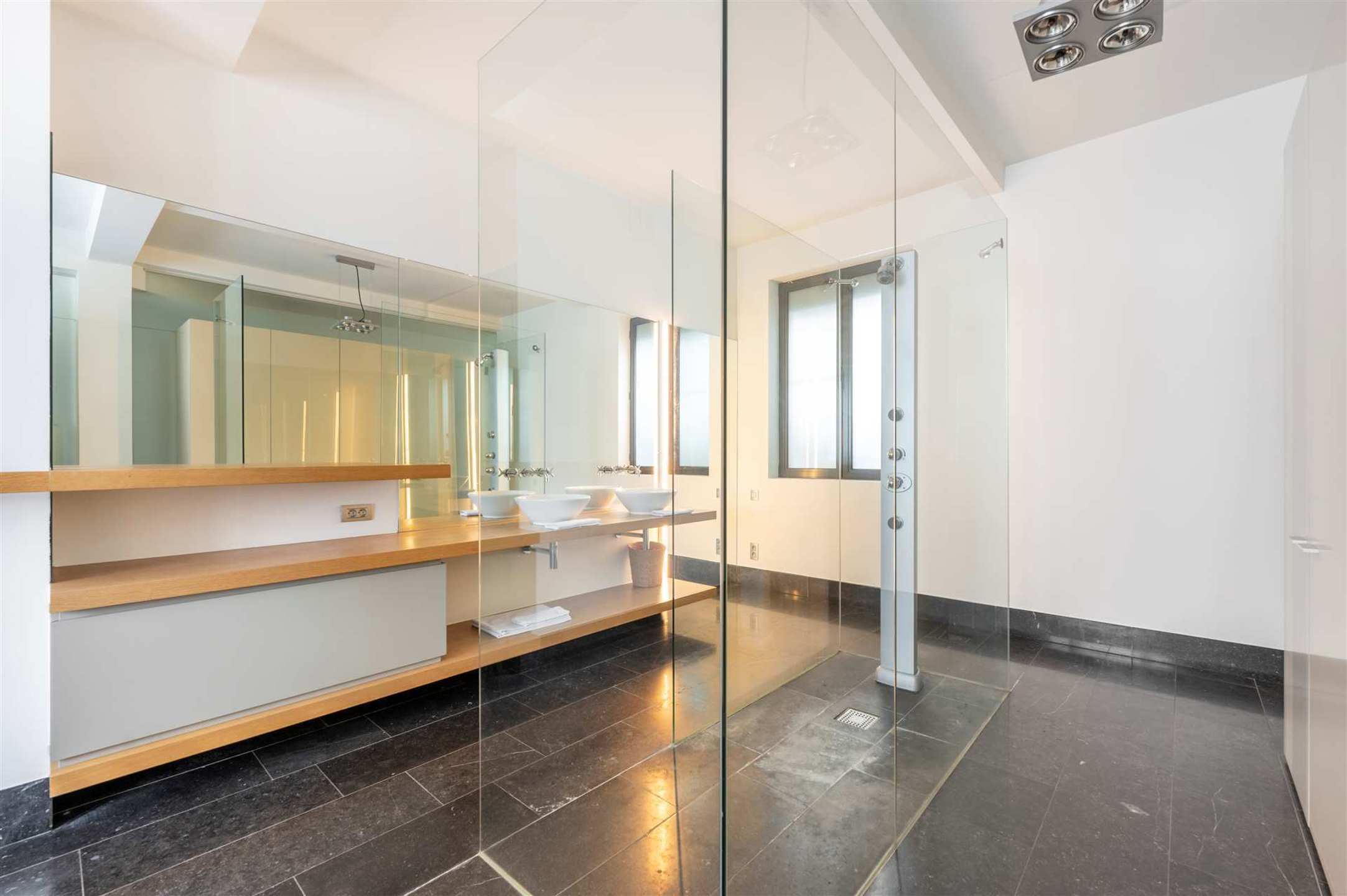 Indrukwekkend luxueus appartement met 2 slaapkamers in Antwerpen foto 24