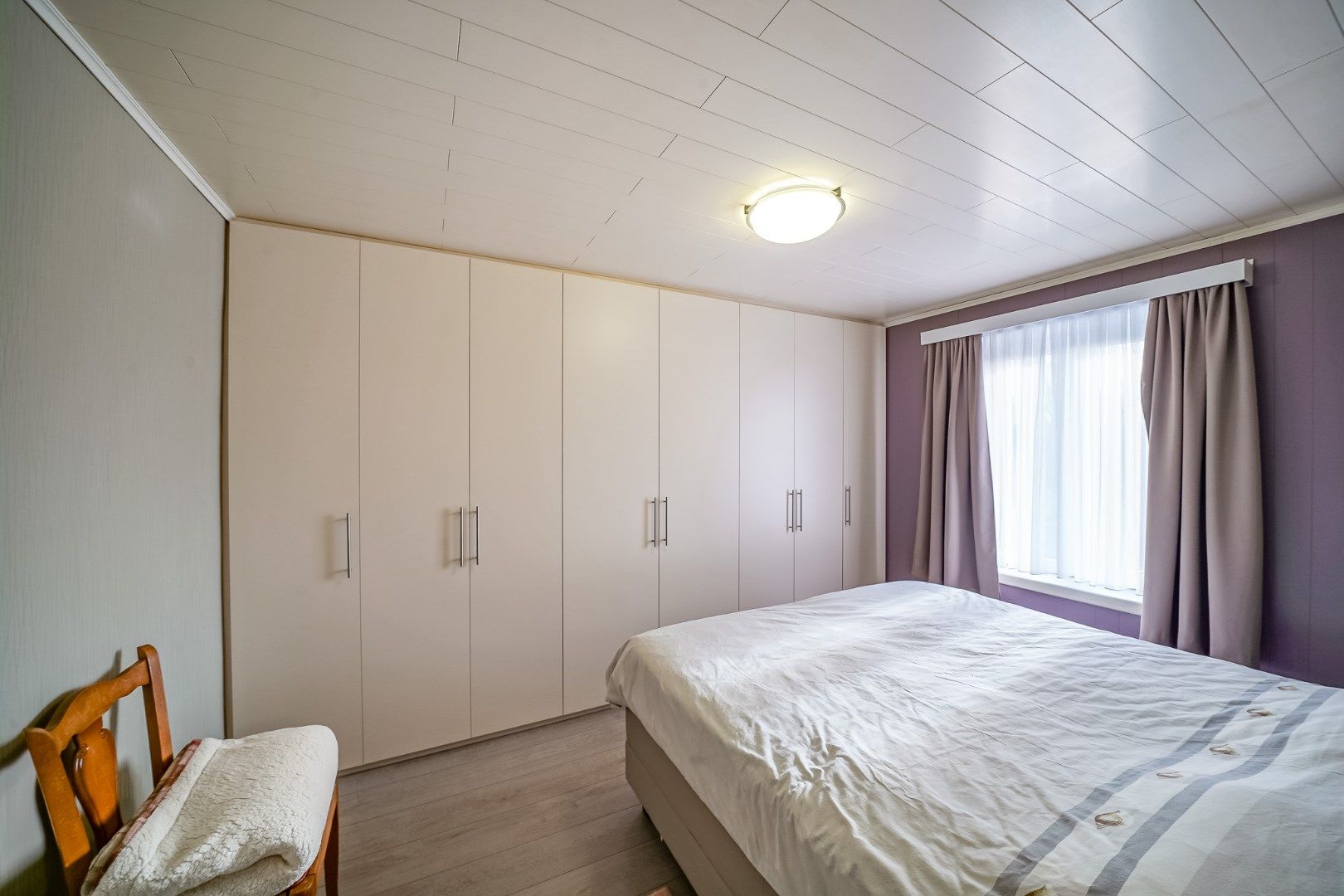 TE KOOP  instapklare woning met grote zonnige tuin en garage/loods. foto 13
