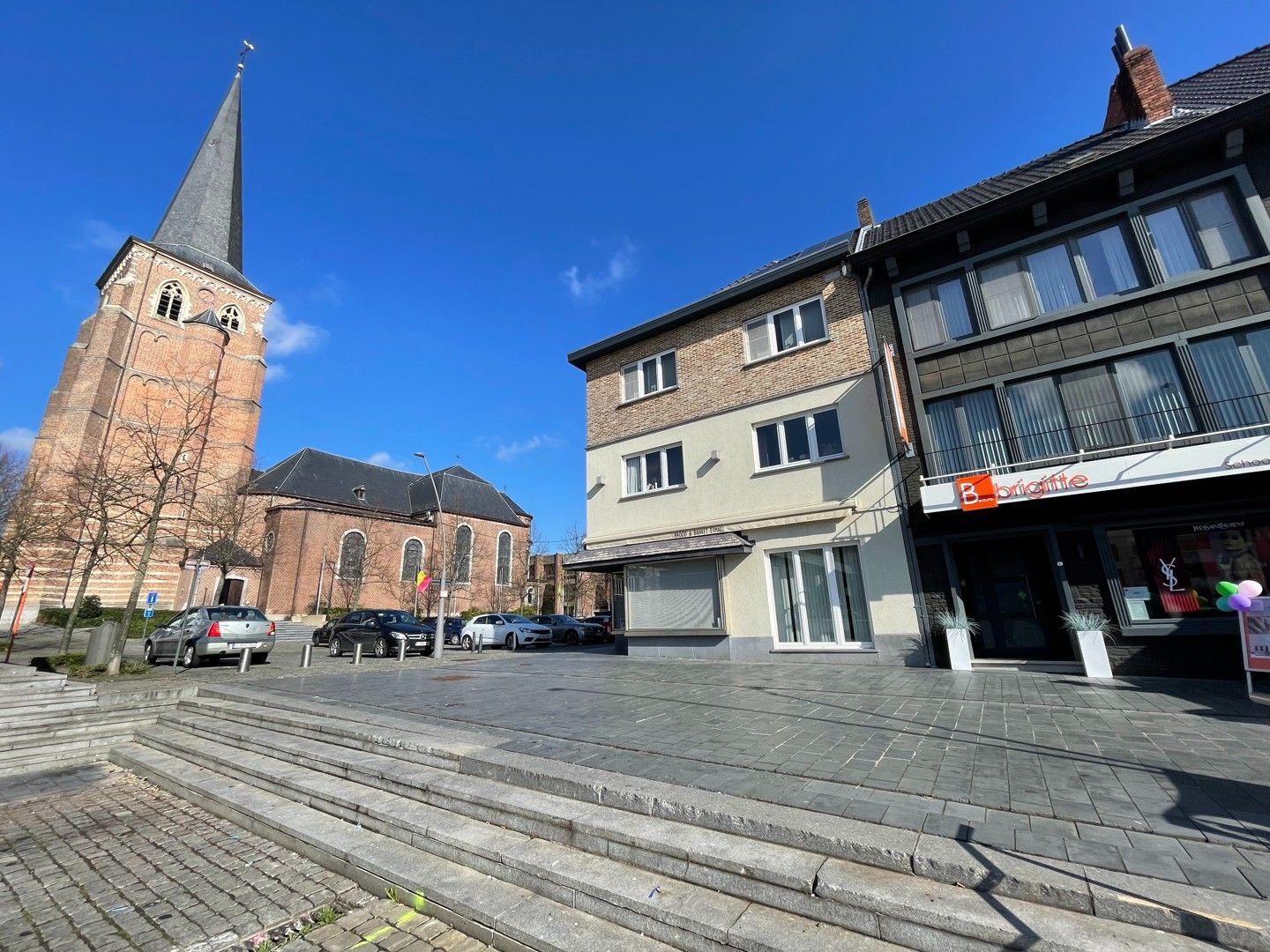 Handelsgelijkvloers gelegen op top-locatie in het hartje van Diepenbeek. foto {{pictureIndex}}