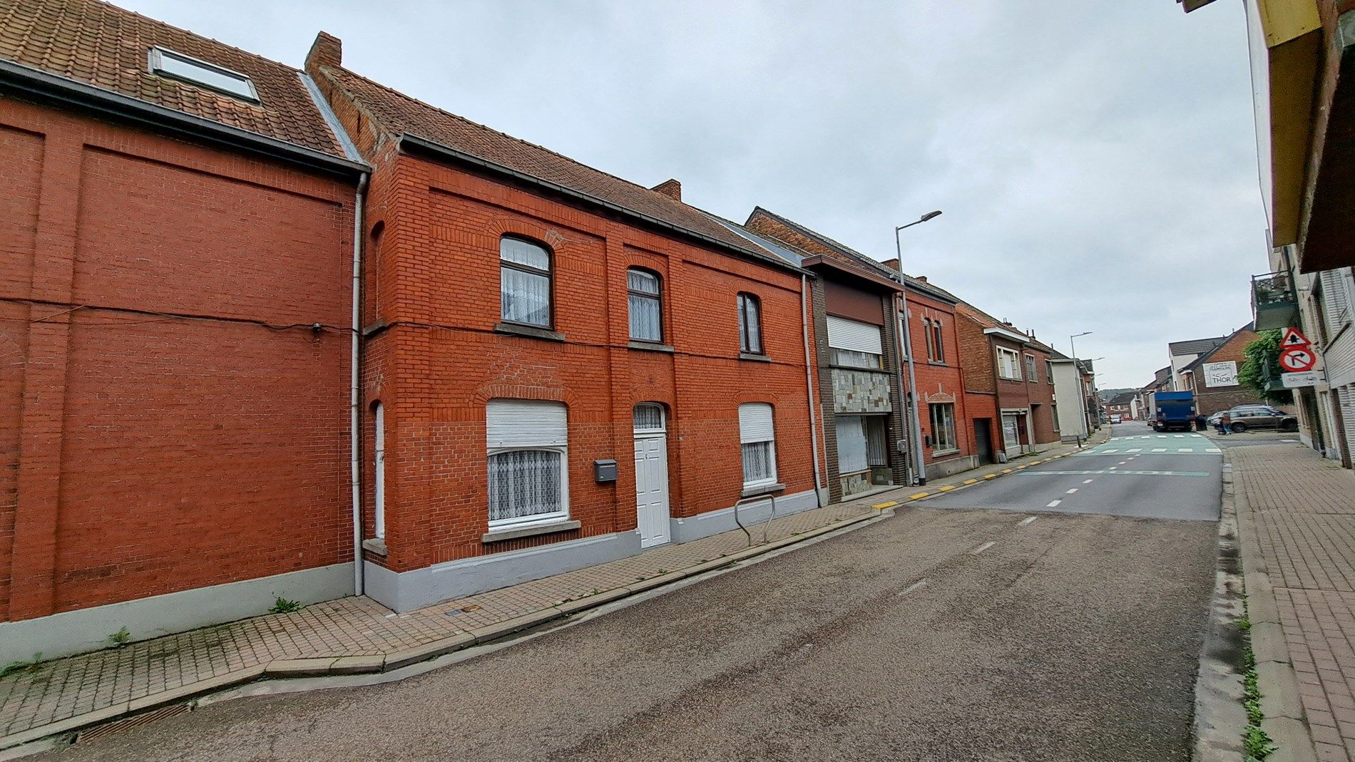 Te renoveren ruime woning met 3 slaapkamers en binnenkoer foto 2