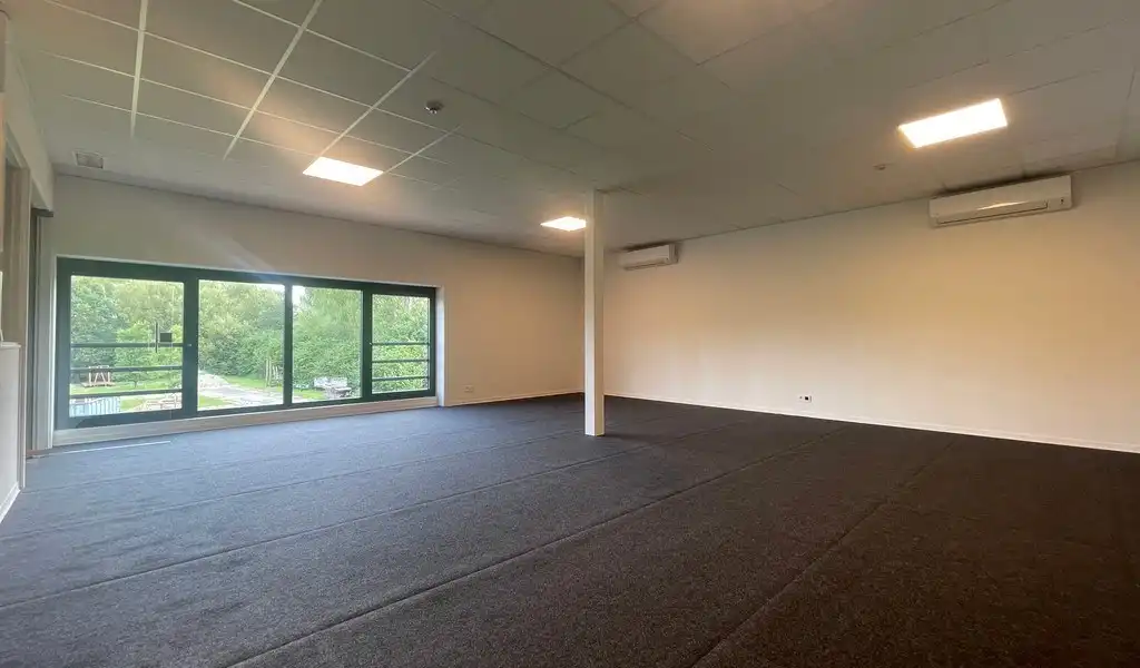 Gerenoveerde instapklare kantoren te huur aan station van Lint foto 3