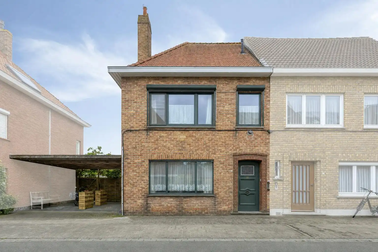 Halfopen huis met 3 slaapkamers, carport + tuin te Sint-Kruis foto {{pictureIndex}}
