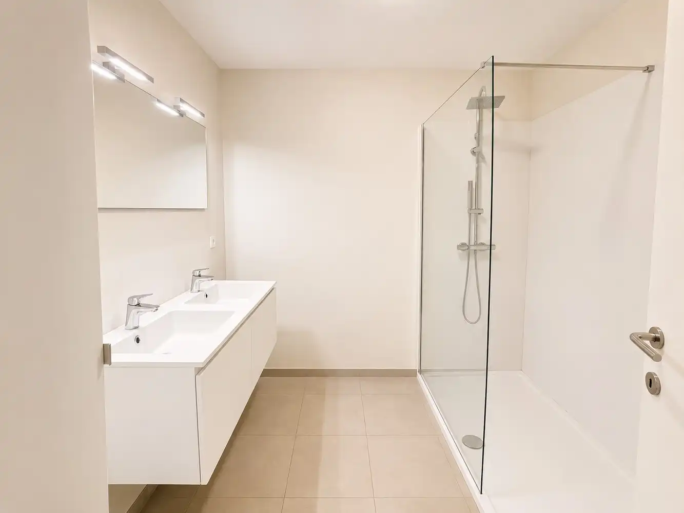 Ruim gelijkvloers appartement met 2 slaapkamers en privatieve tuin in het hart van Wiemesmeer foto 6