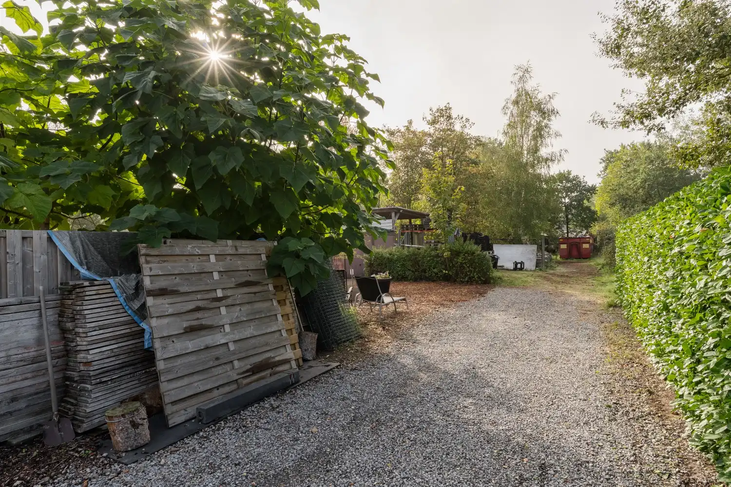 Veelzijdige woning met zorgmogelijkheden, werkruimte en tal van bijgebouwen foto 38