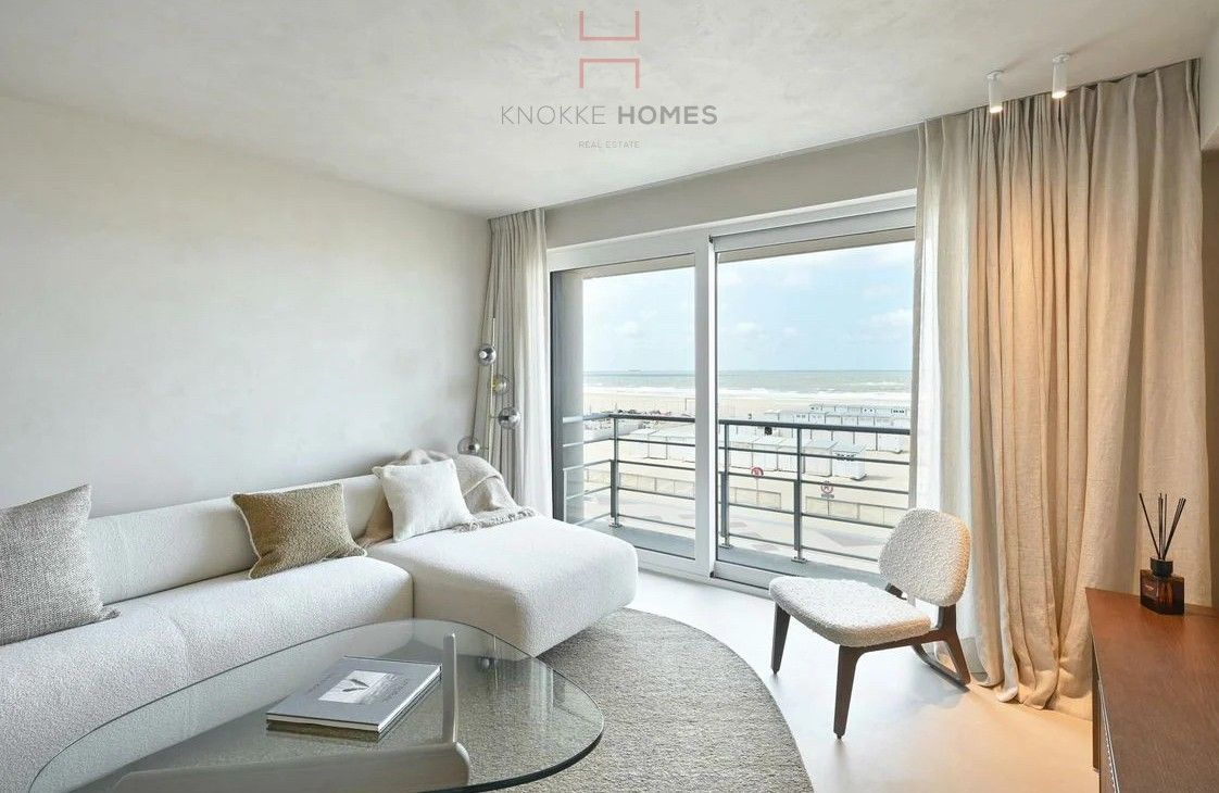 Prachtig gerenoveerd appartement met frontaal zeezicht op het Albertstrand nabij het Grand Casino Knokke. foto {{pictureIndex}}