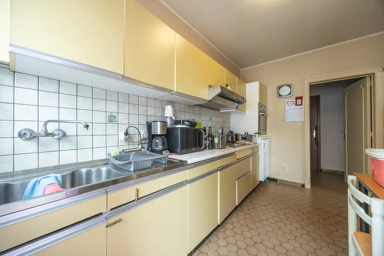 Te renoveren halfopen woning met veel potentieel foto 17