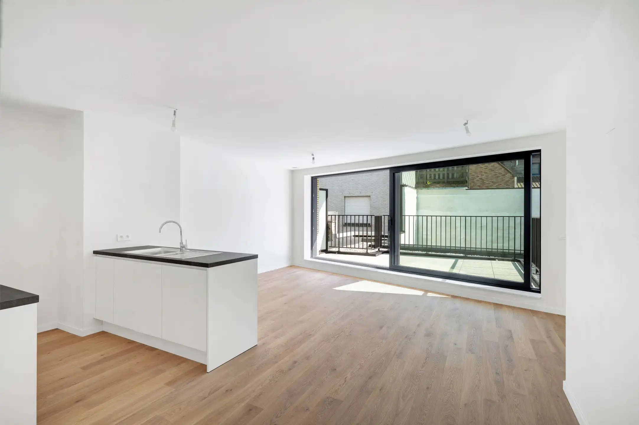 Nieuwbouwappartement op een toplocatie met een ruim terras. foto 2