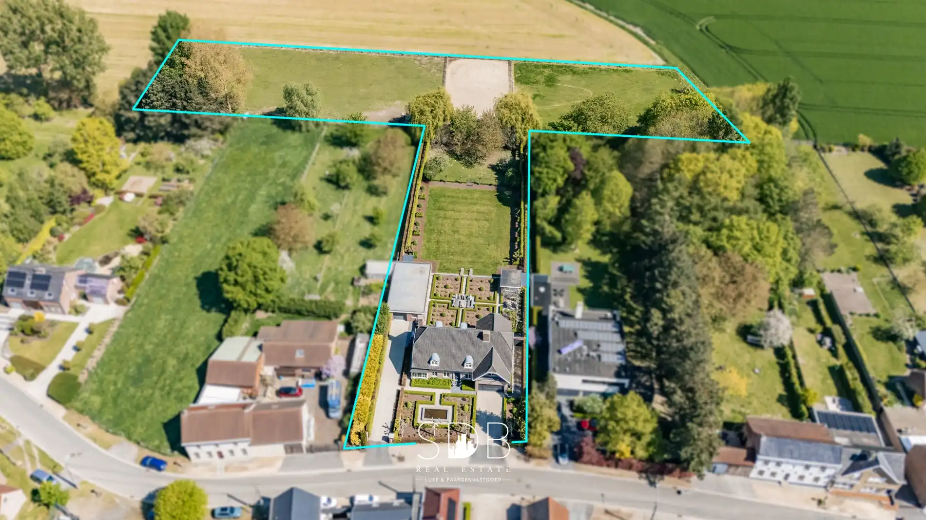 Prachtige stijlvolle woning met bijgebouwen, buitenpiste en graslanden  foto 49