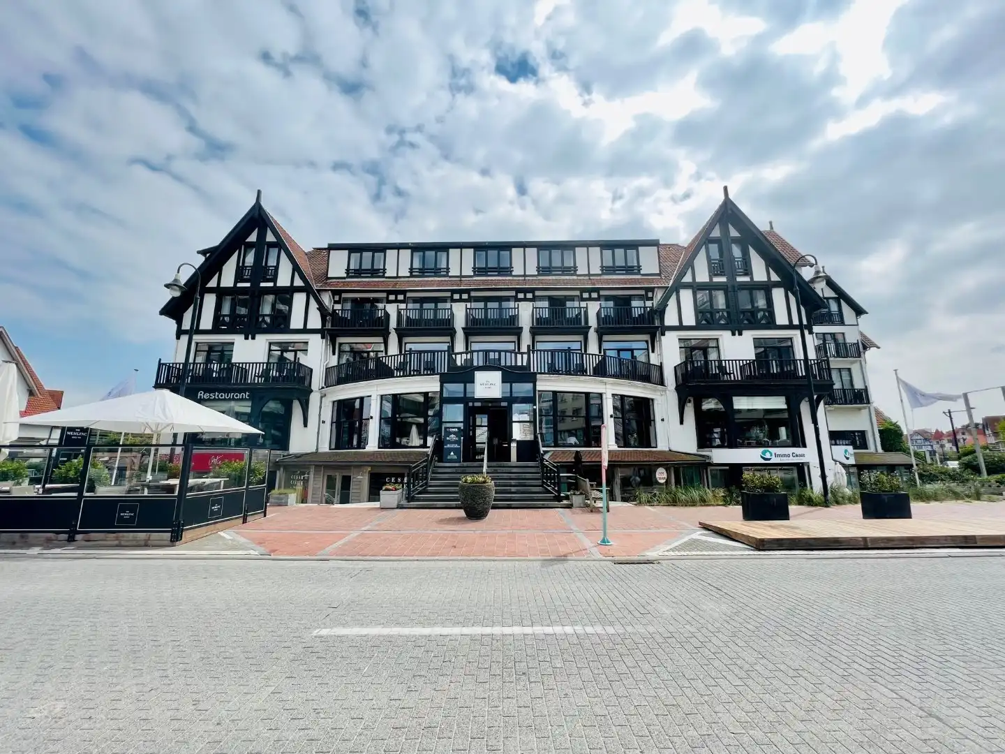 Gemakkelijk toegankelijke garagebox vlakbij het Albertplein. foto {{pictureIndex}}