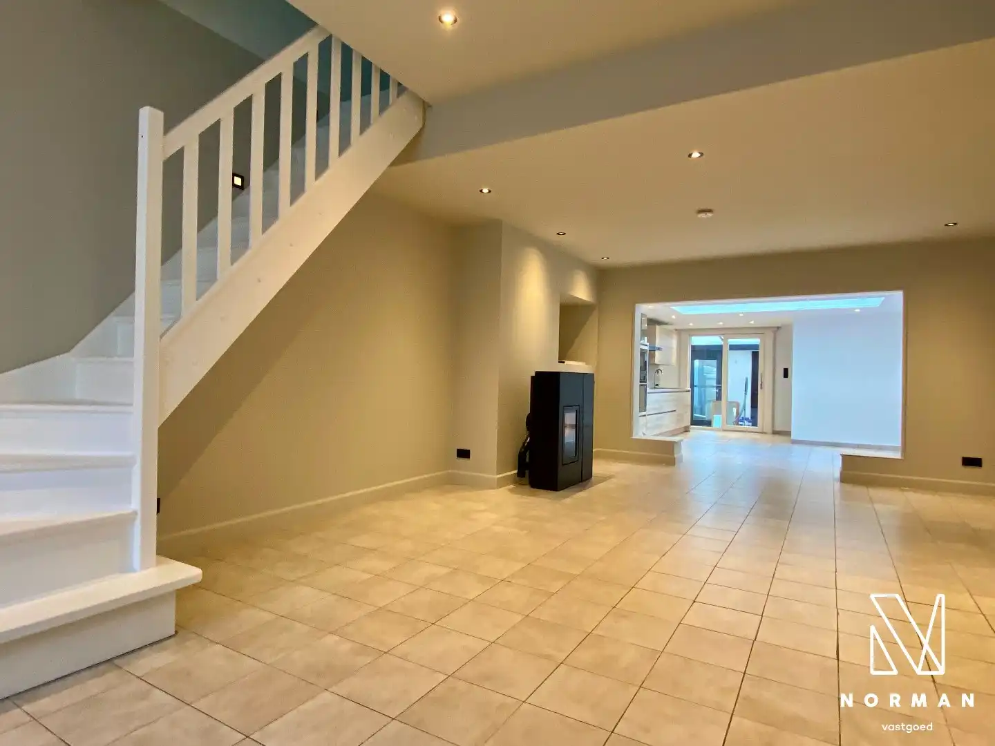 Ruime woning met drie slaapkamers te huur in Aalbeke foto {{pictureIndex}}