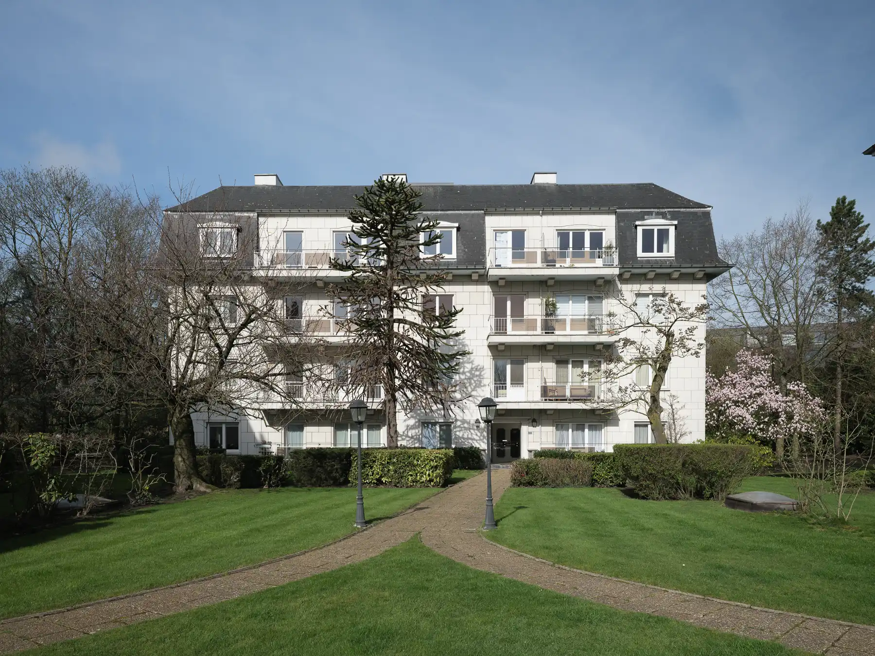 Hedendaags tweeslaapkamer appartement met garagebox foto 2