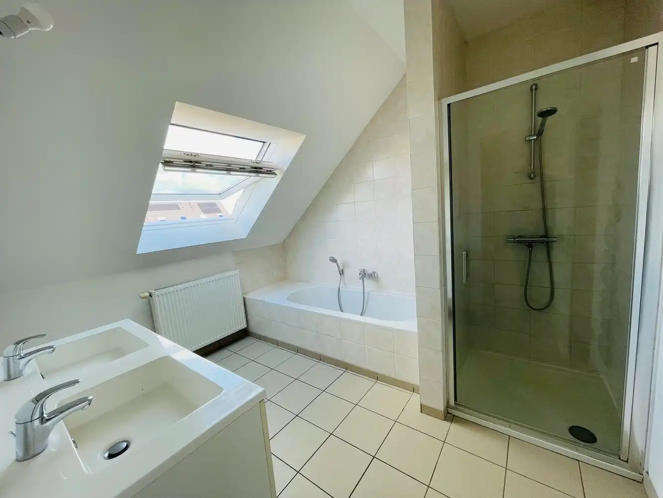 Waardamme , rustige residentiële ligging , RECENT  gebouwde LICHTRIJKE ENERGIEZUINIGE woning met 3 slaapkamers, oprit, tuin en garage. foto 14