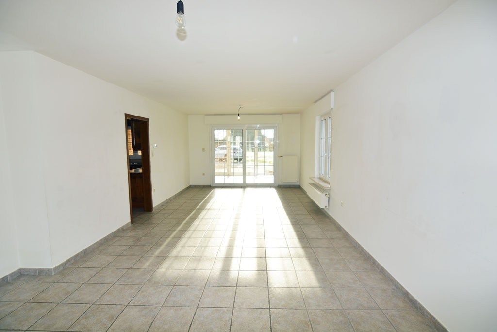 Vrijstaande woning met 4 slpks. en 2 bdks. op een perceel van 12a38ca. foto 4