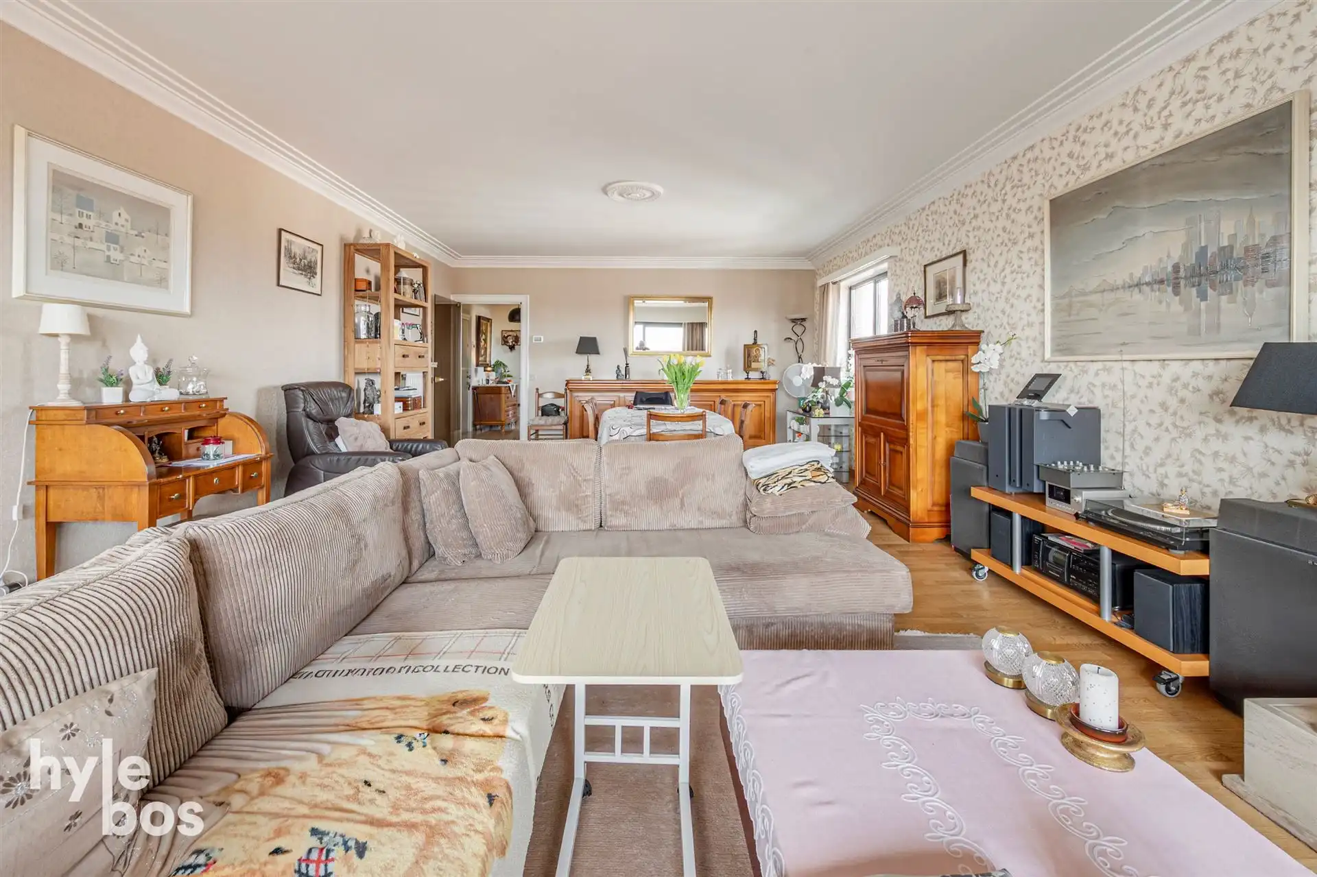 Appartement met veel lichtinval, ruime leefruimte en garagebox foto 7