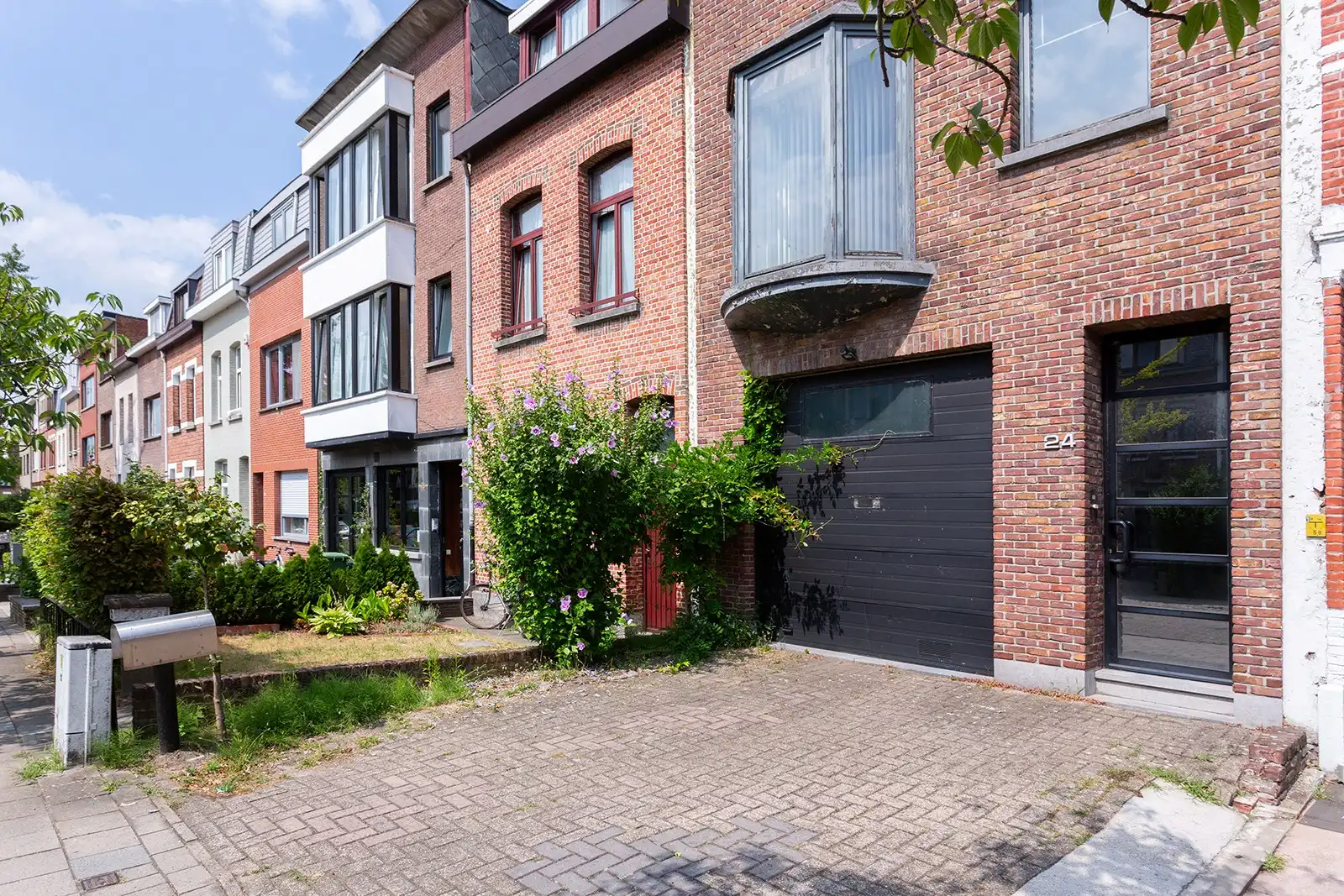 Lichtrijke bel-etagewoning met dubbele garage en ruime tuin foto 3