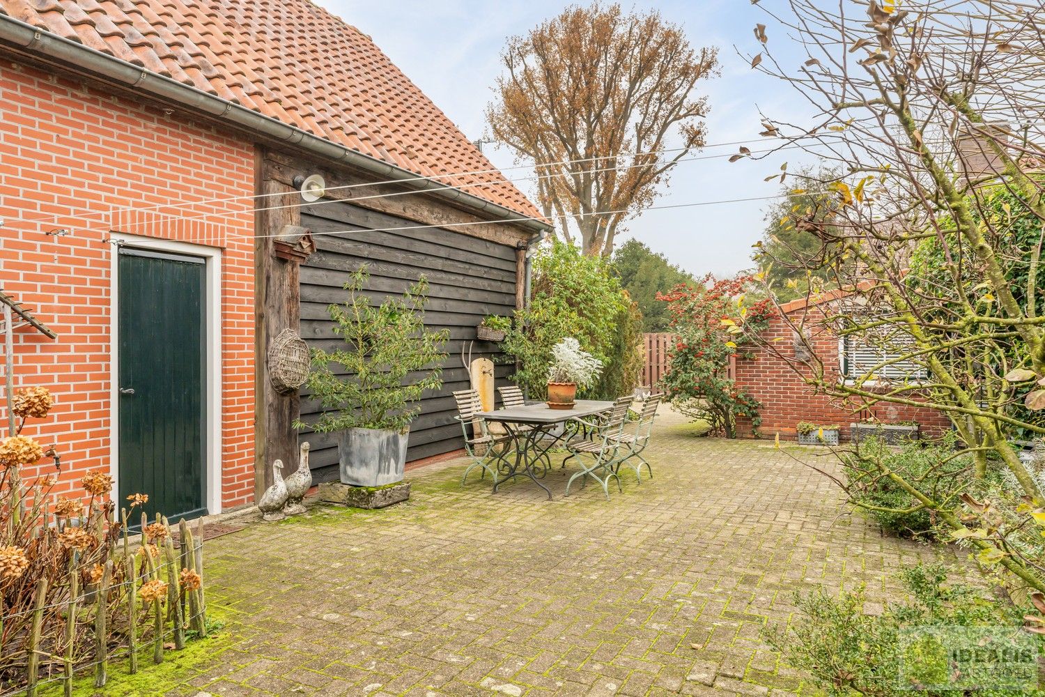 IDEALIS VASTGOED – Prachtige, stijlvolle woning met een aangename 123m² als bewoonbare oppervlakte. De woning omvat een lichtrijke ruime woonkamer voorzien van een pellet kachel en met een prachtige parketvloer dewelke overgaat in de keuken en 3 slaapkamers op een ruim en prachtig aangelegd perceel van 7a 42ca. Dit alles gelegen in een heerlijk rustige straat, op enkele minuten zowel van de centra van Pelt als Achel, doch ook op een steenworp van de Nederlandse grens, dichtbij Valkenswaard en Eindhoven. foto 35