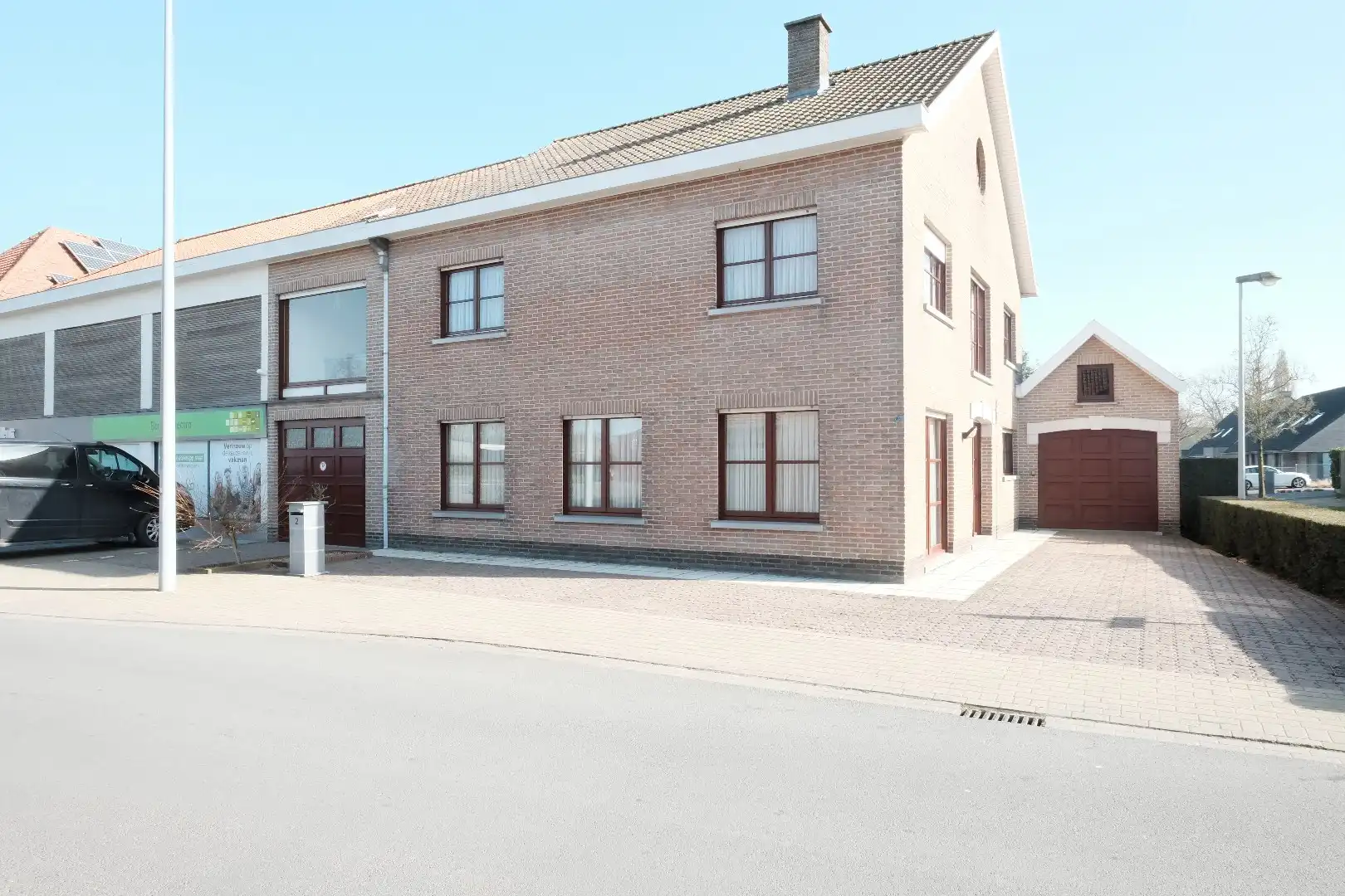 Ruime halfopen woning met 5 slaapkamers, 2 garages en zuidgerichte tuin foto {{pictureIndex}}