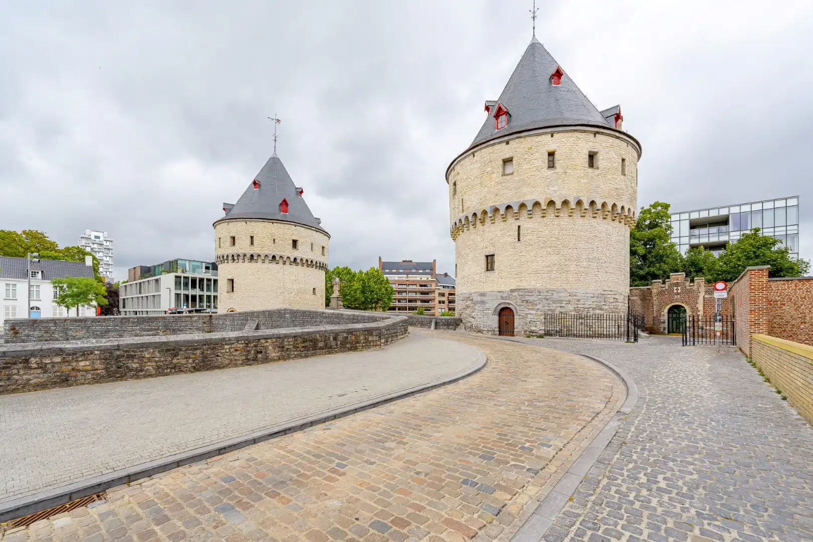 Recent, instapklaar appartement met overdekte staanplaats aan de Broeltorens in Kortrijk foto 4