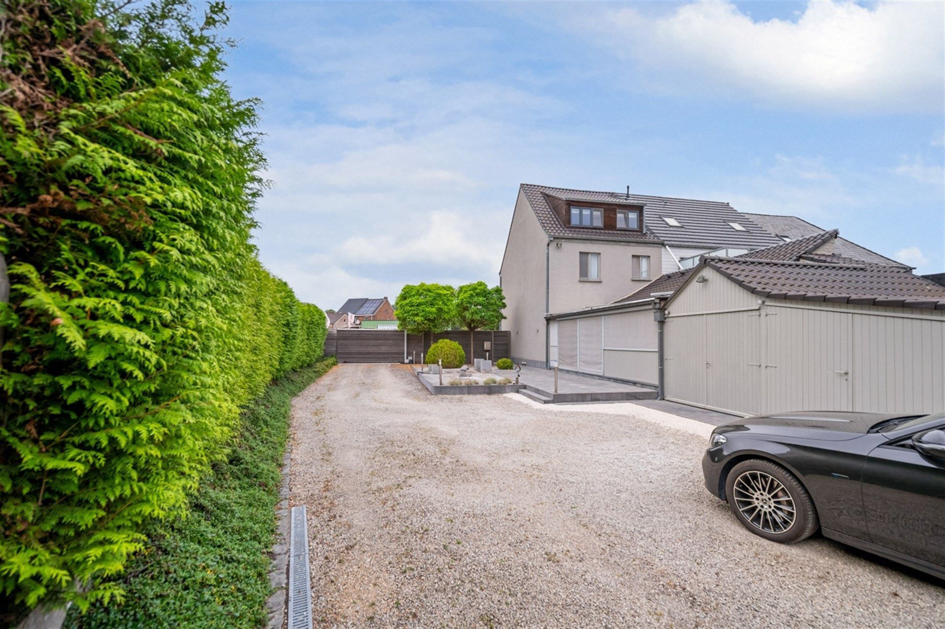 Ruime halfopen bebouwing met 4 slaapkamers, grote tuin en dubbele garage foto 18