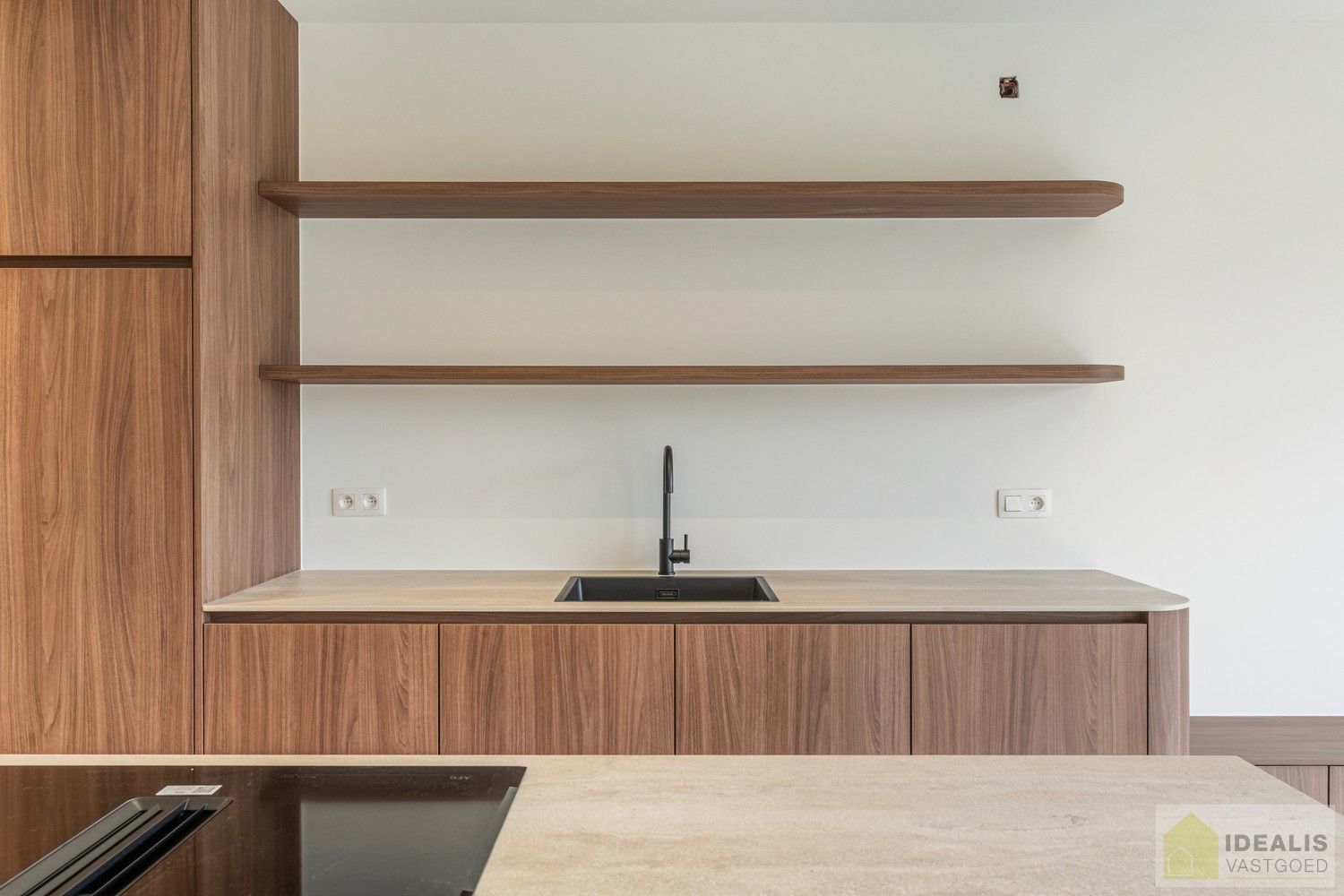 IDEALIS VASTGOED – Schitterend volledig vernieuwde woning (+- 220m²) met een heerlijke open leefruimte, 3 ruime slaapkamers, luxueuze badkamer, ruime wasplaats op een fijn zuid georiënteerd perceel! Dit heerlijke huis bevindt zich op een knap perceel van 8a 69ca in een heerlijk rustige en groene omgeving! - EEN MUST VISIT! - foto 4