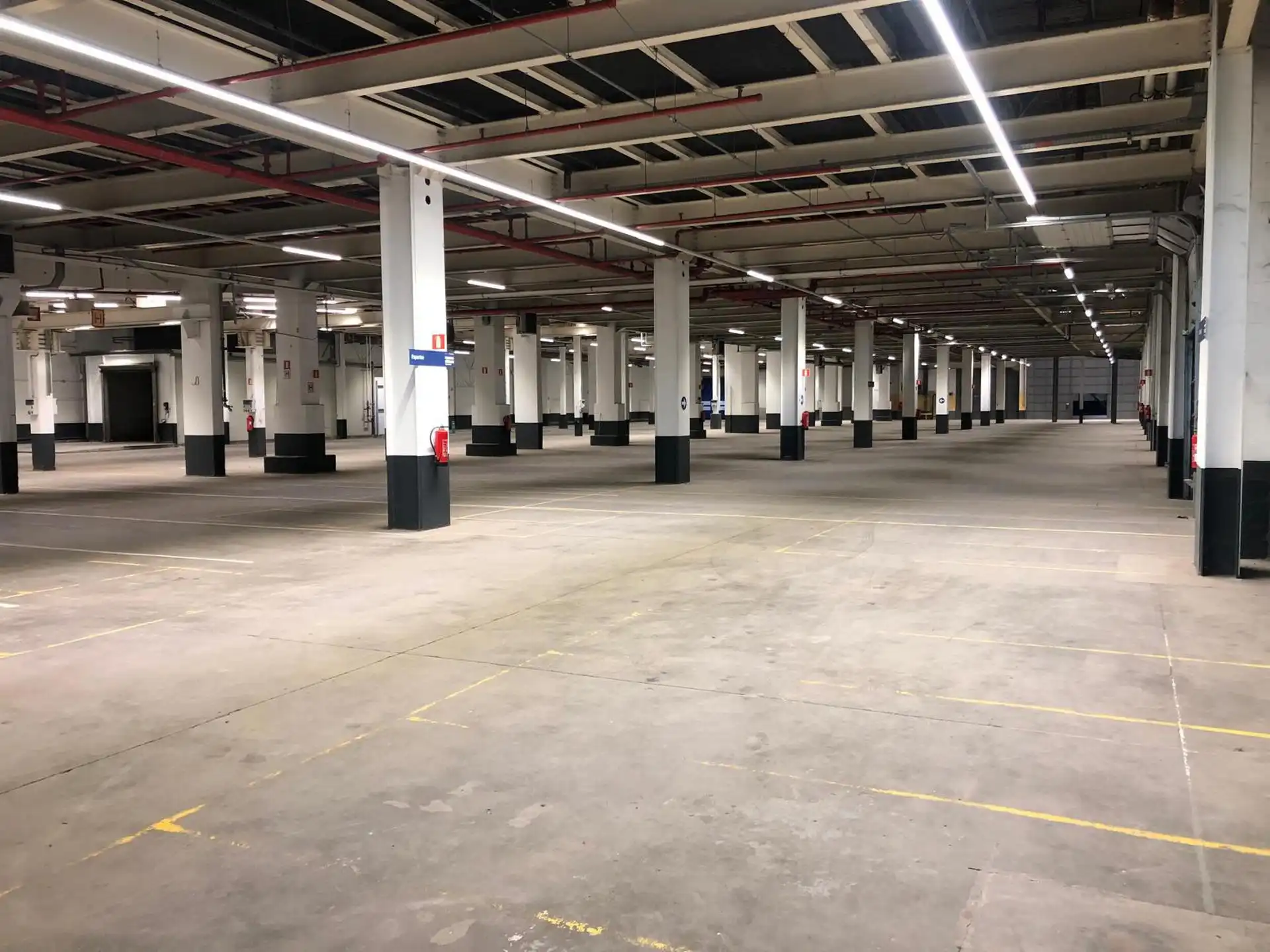 Magazijn van ca. 10.000m²  verdeeld over 2 verdiepingen glv 7.000m² en 1ste V 3.000m²  te Vilvoorde foto {{pictureIndex}}