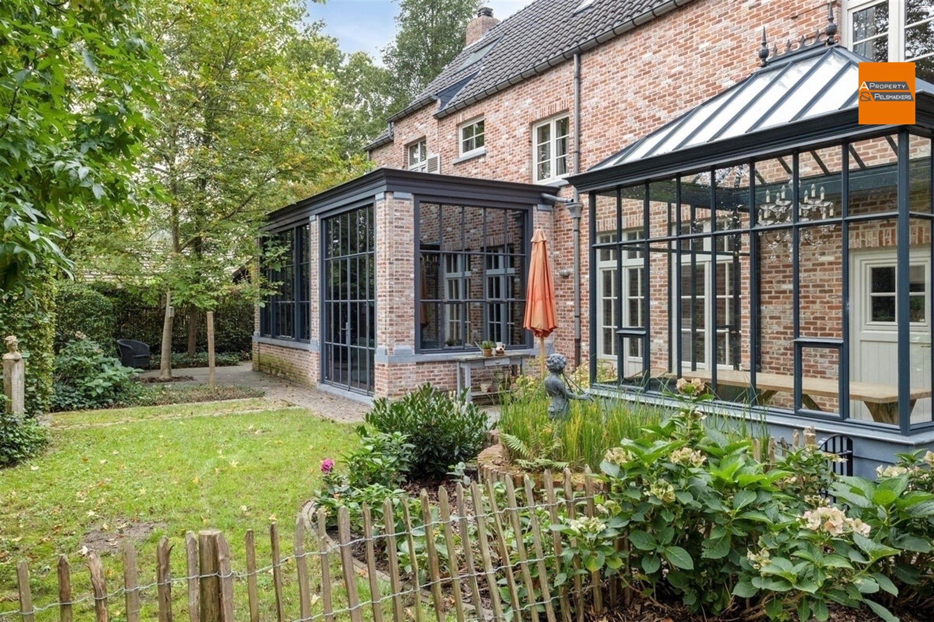 Prachtige villa 6 slaapkamers  met engelse stijl tuin. foto 7