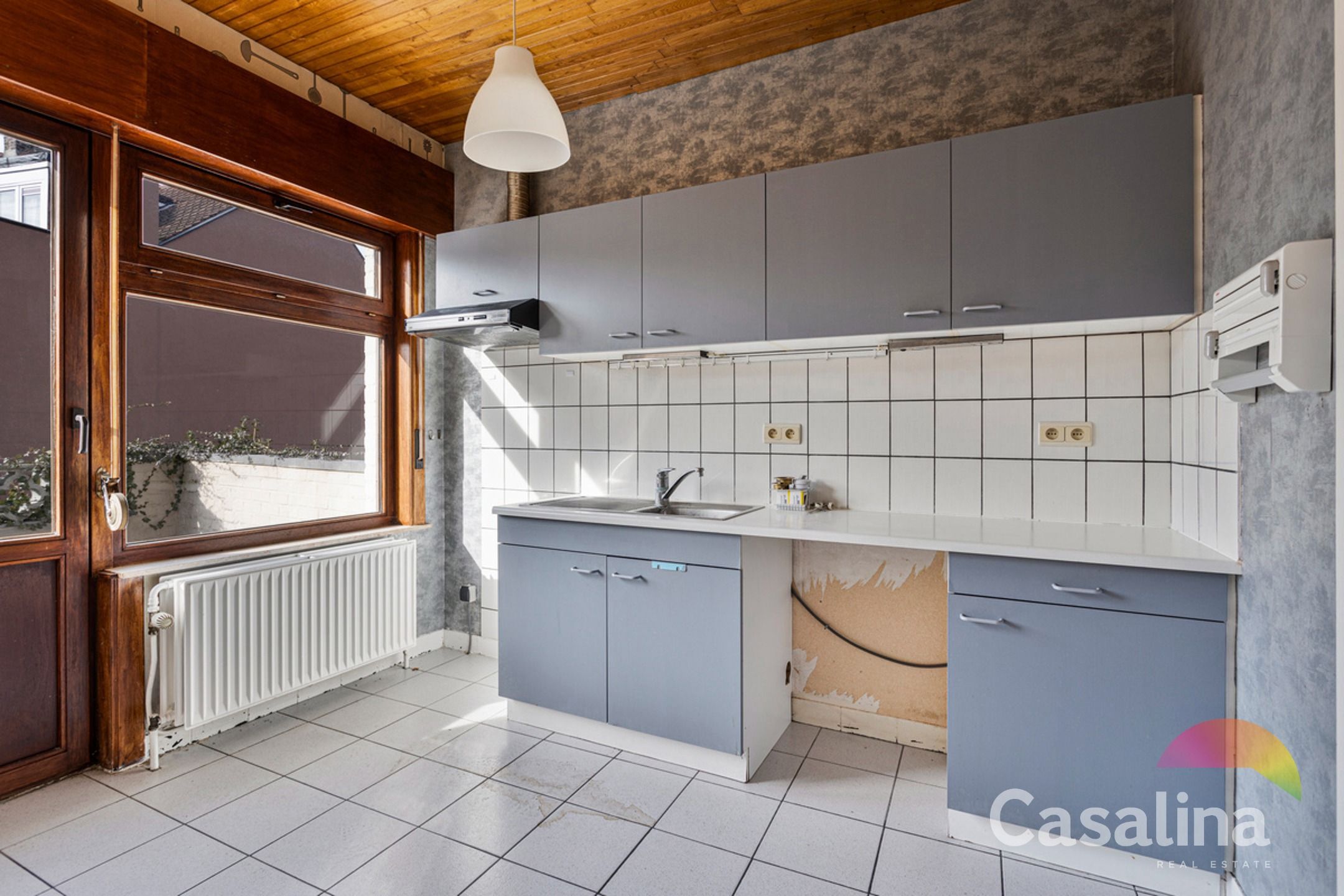 Een ruime te renoveren rijwoning van 207m² met zonnig terras foto 9