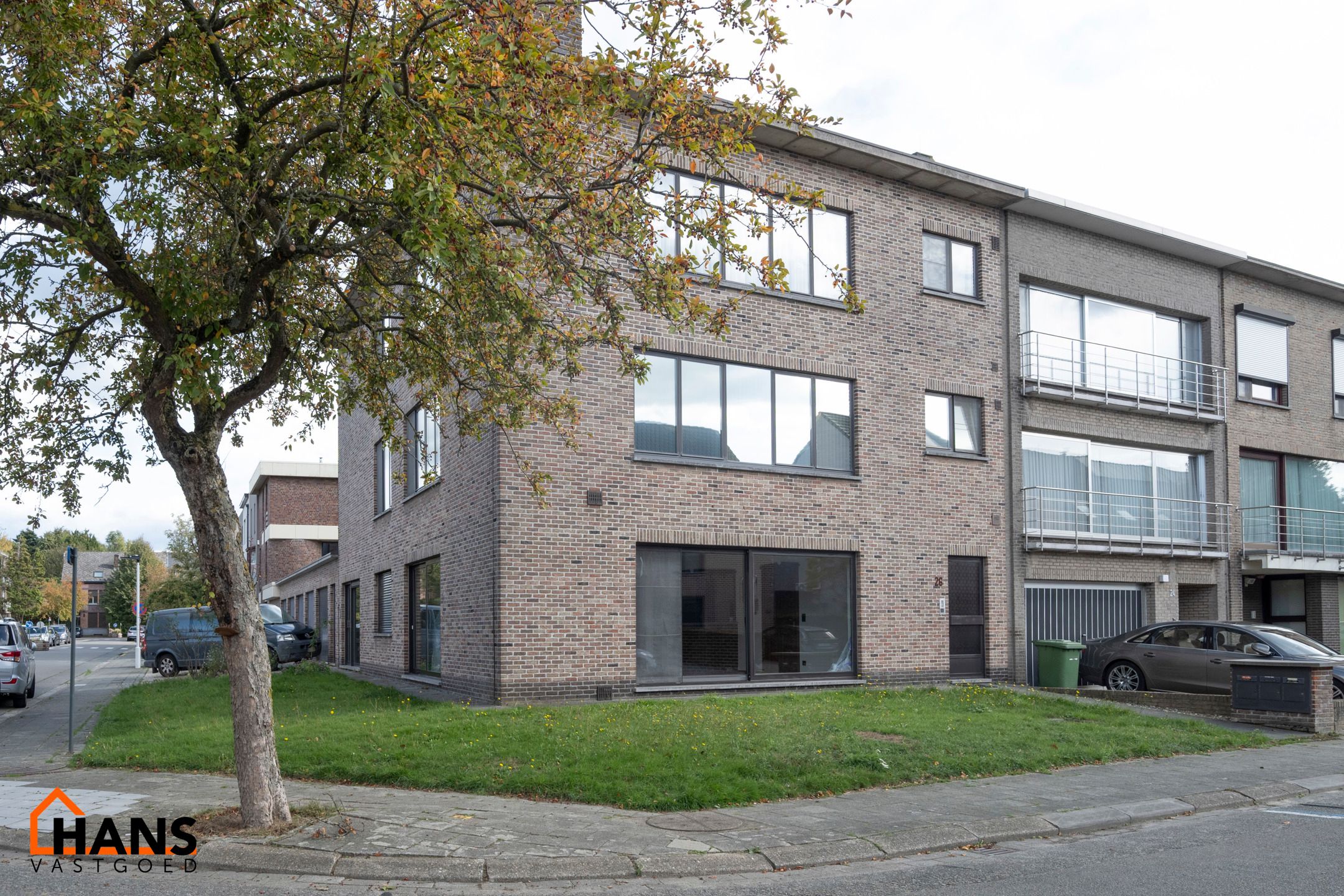 Gelijkvloersappartement deels gerenoveerd. foto {{pictureIndex}}