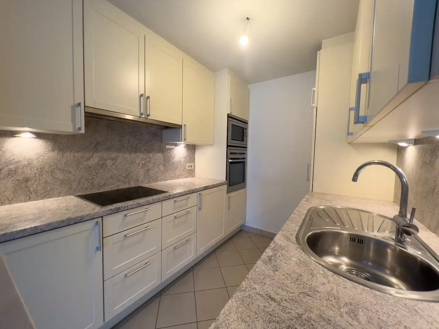 Ruim appartement met 2 slpk. aan de zonnekant van de Lippenslaan. Garage in de residentie te huur. foto 7