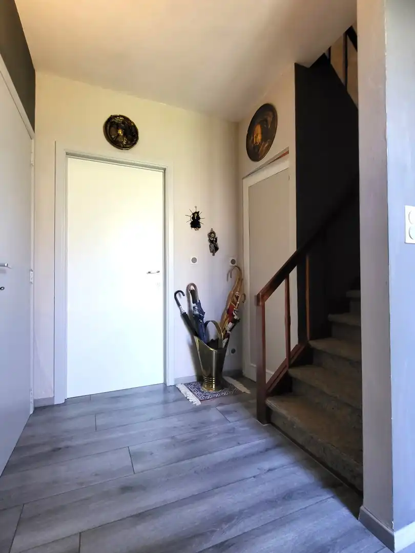Deze ruime halfopen bebouwing met een bewoonbare oppervlakte van 134 m² is rustig gelegen aan de stadsrand. foto 9