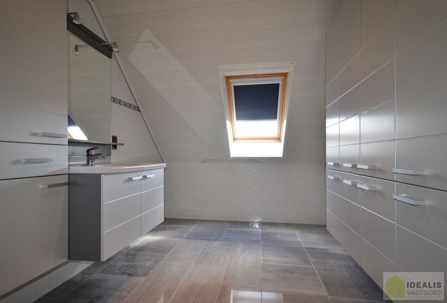 IDEALIS VASTGOED – Charmante, instapklare woning in een groene, rustige omgeving in hartje Hechtel (Hechtel-Eksel) met +-370m² bewoonbare oppervlakte! Deze gezellige woning biedt een aangename leefruimte, maar liefst 5 slaapkamers, 2 badkamers, een praktische indeling én een ruime tuin waar je volop kan genieten van het uitzicht. Het pand bevindt zich op een mooi breed perceel en is ideaal voor wie houdt van rust en privacy, maar toch een vlotte verbinding wenst naar omliggende gemeenten en steden. foto 24