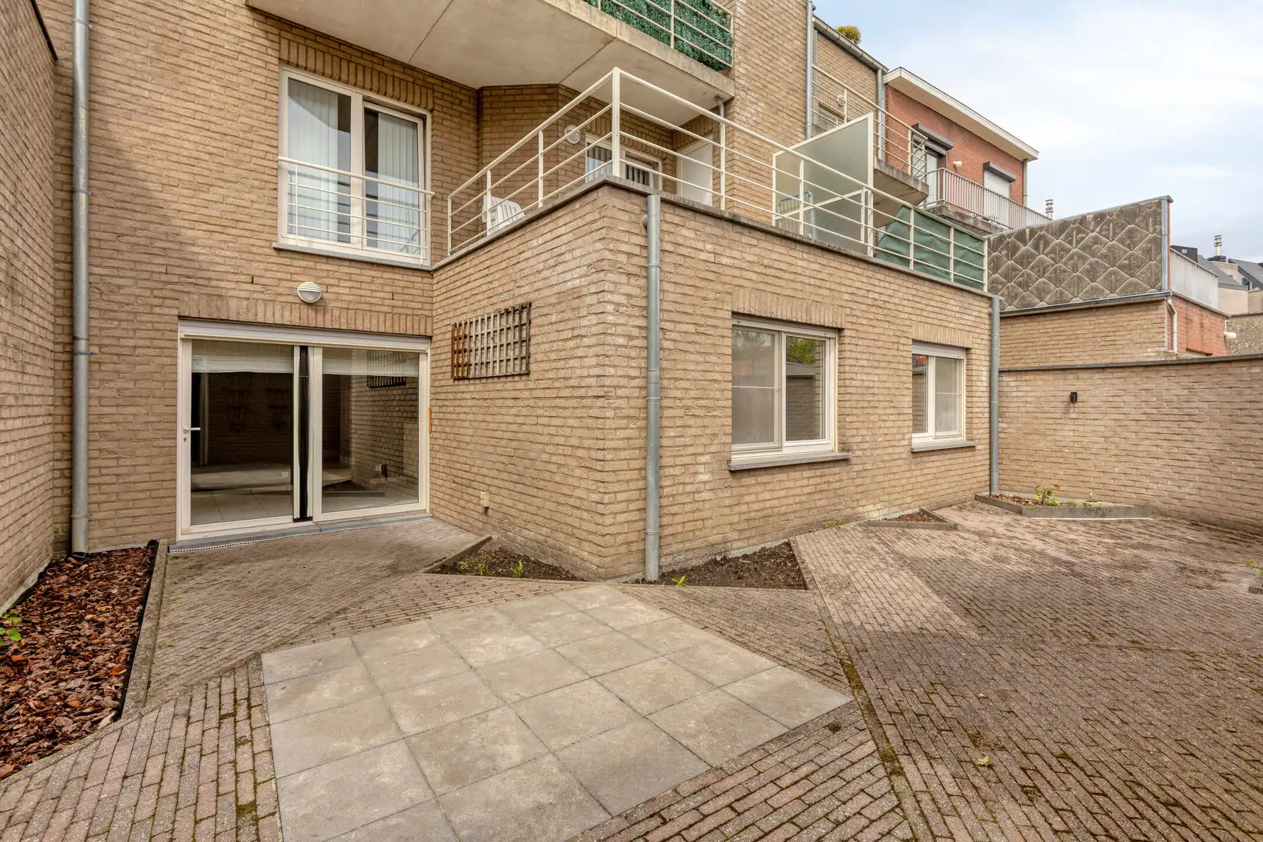 Instapklaar gelijkvloersapp met 2 slp, terras en garage! foto 18