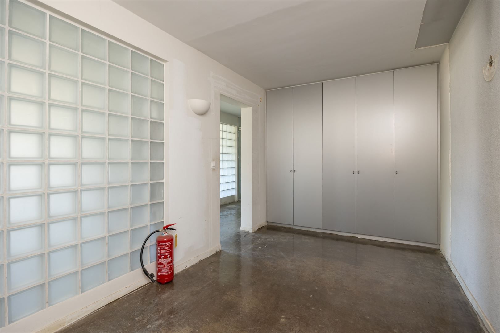 Kantoorgebouw met magazijnen op toplocatie foto 6