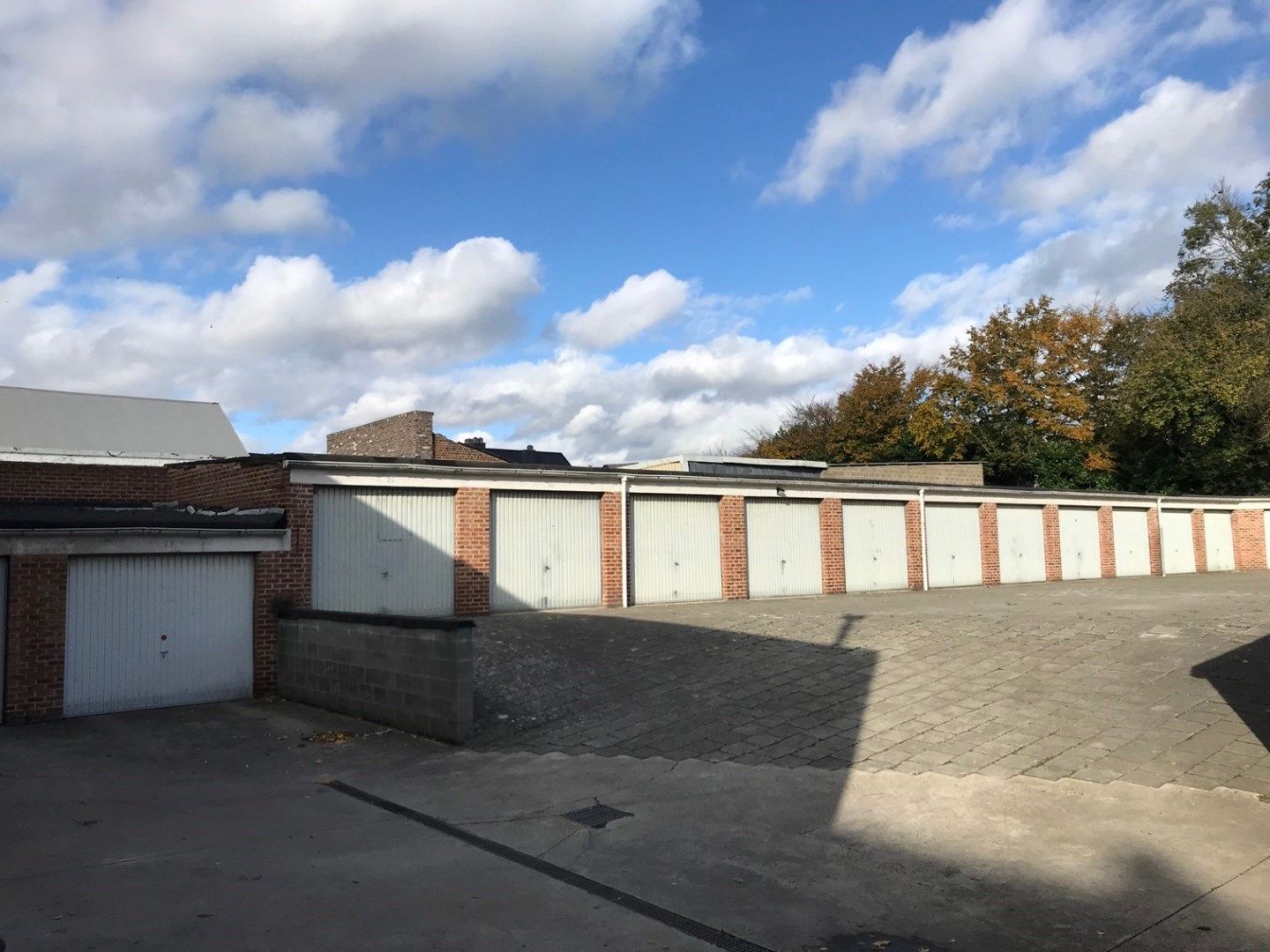 Ruime garagebox aan treinstation te Tienen gelegen.  Ook verhuurbaar aan bedrijf. foto 2