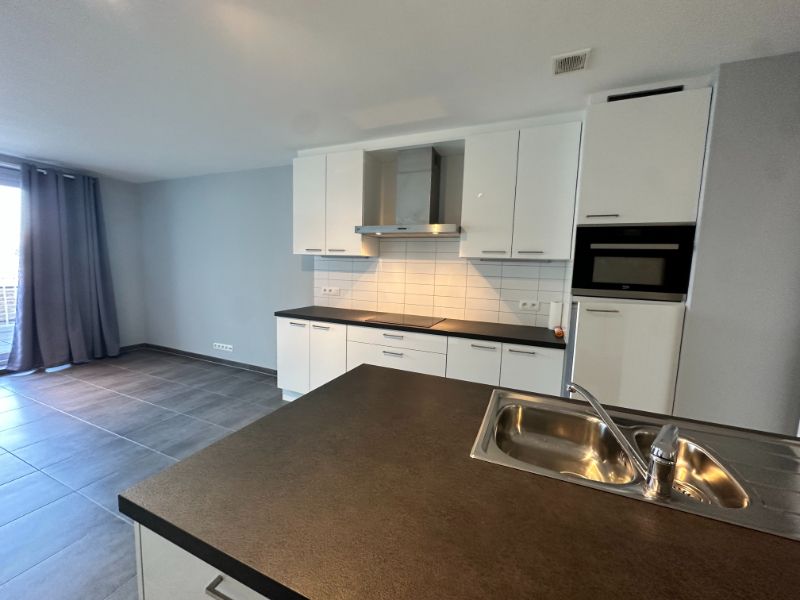 Instapklaar (volledig opgeschilderd) duplexappartement met 2 ruime slpk., terras, ondergrondse autostpl + kelderberging foto 4