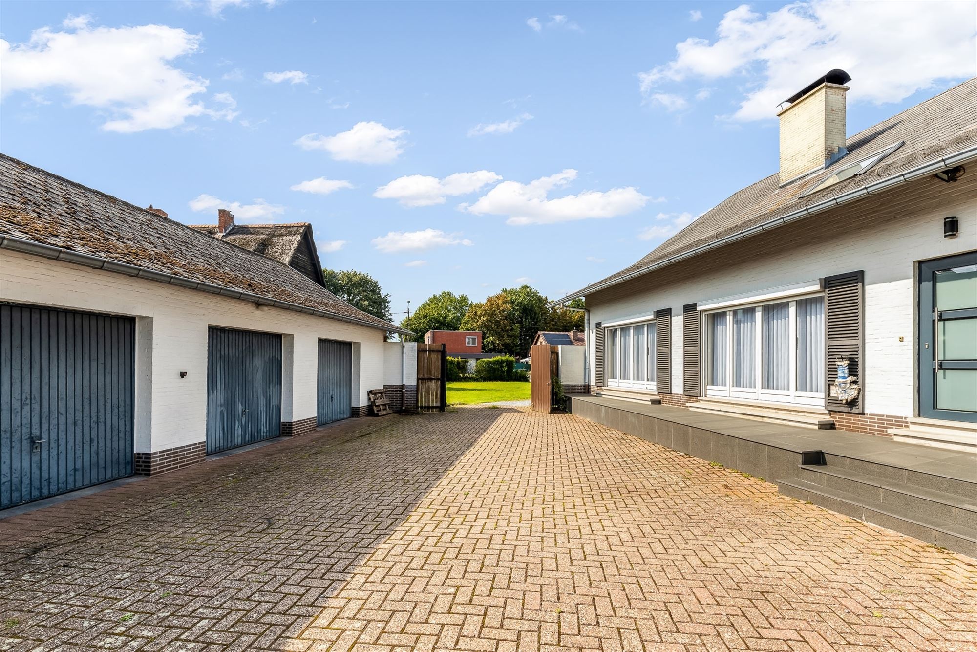 ZEER RUIME VILLA INGEDEELD ALS TWEEWOONST MET 6 SLAAPKAMERS OP EEN RUIM EN UITGESTREKT PERCEEL VAN 26ARE 69CA TE BEVERLO foto 17