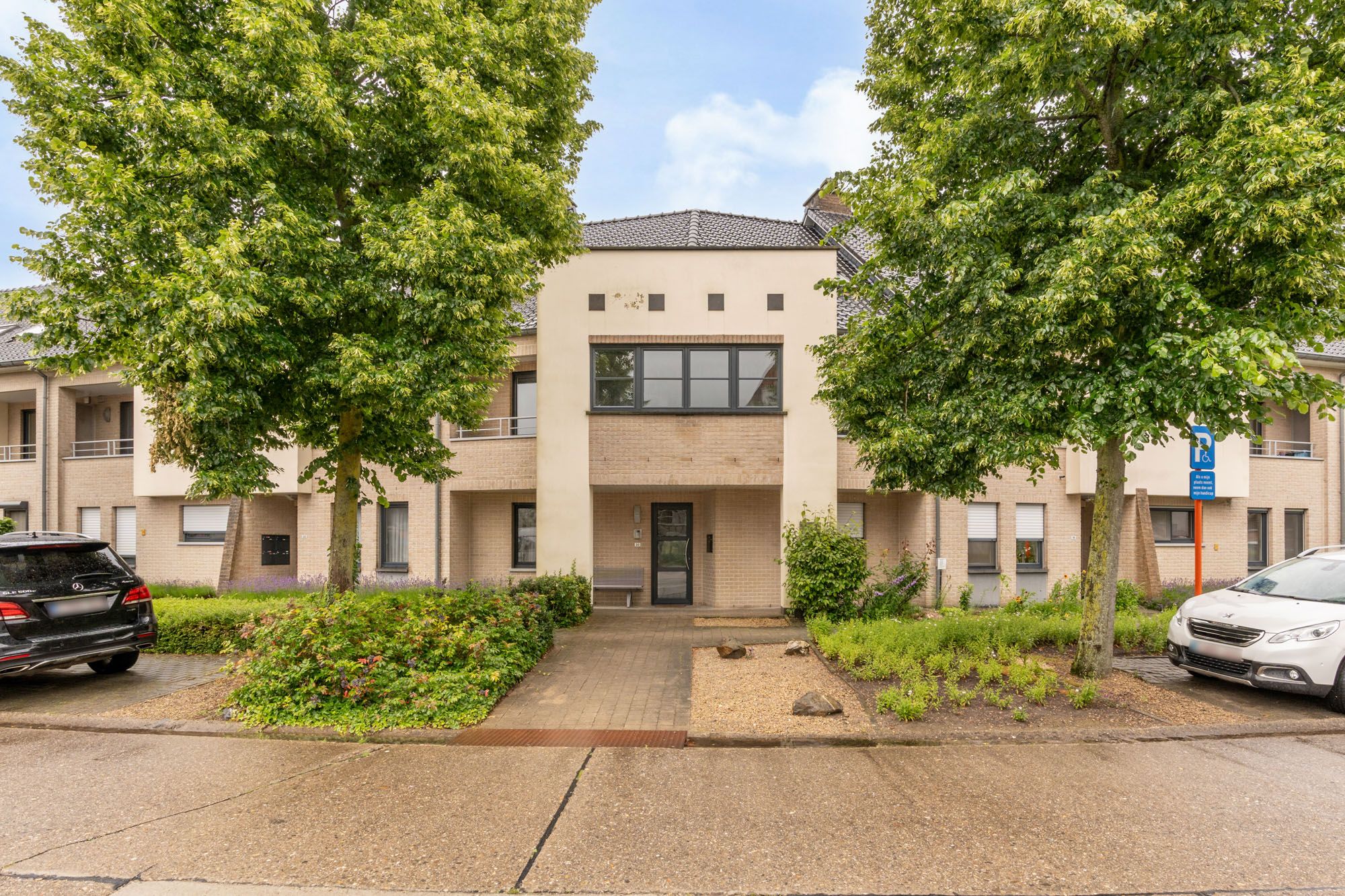 Perfect onderhouden en instapklaar triplex appartement met privatieve inkomhal, aangename woonkamer, praktische keuken, 2 ruime slaapkamers en fijn zonneterras! Het appartement is rustig gelegen vlak aan het centrum van Peer. foto {{pictureIndex}}