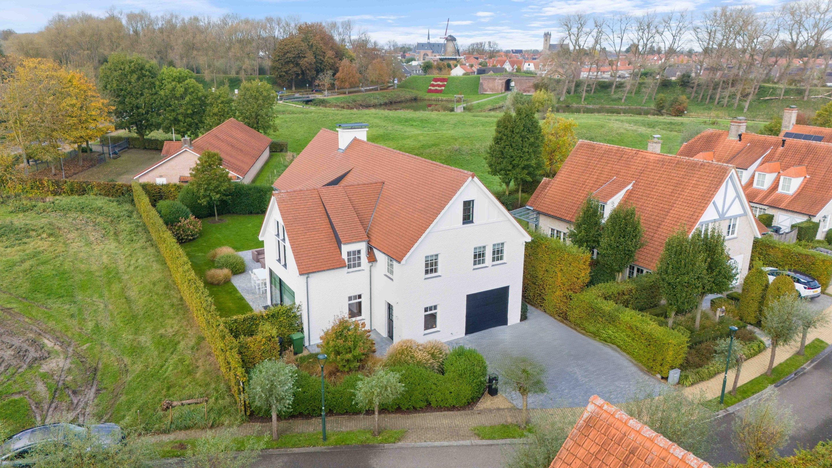 Exclusieve villa gelegen in een rustige, residentiële wijk . foto 2