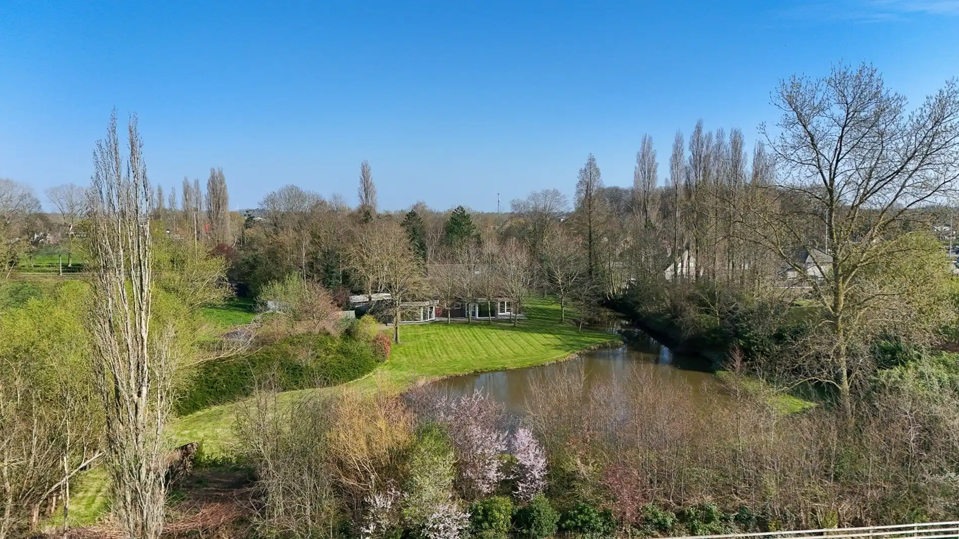Landelijke villa op ruim 1 hectare grond te Maldegem foto 2