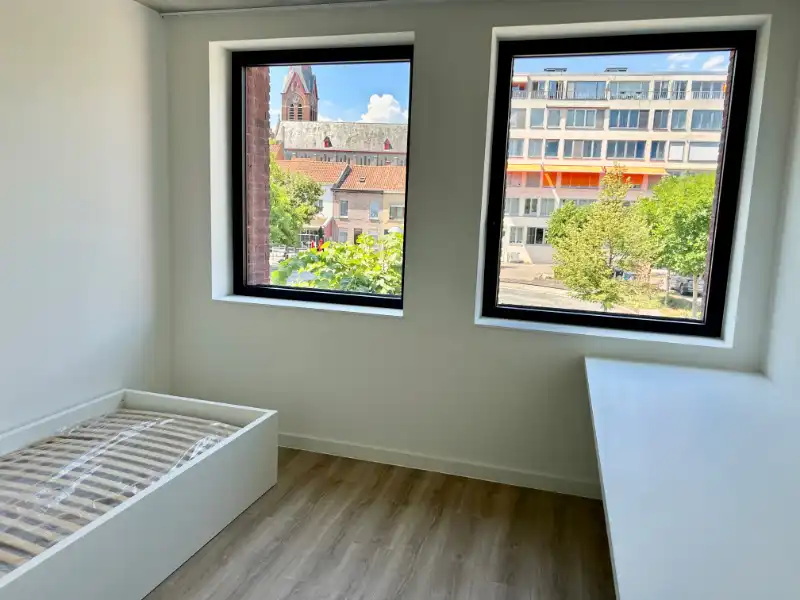 Nieuwe studentenkamer op een top locatie in centrum Kortrijk met zicht op plein. foto 4
