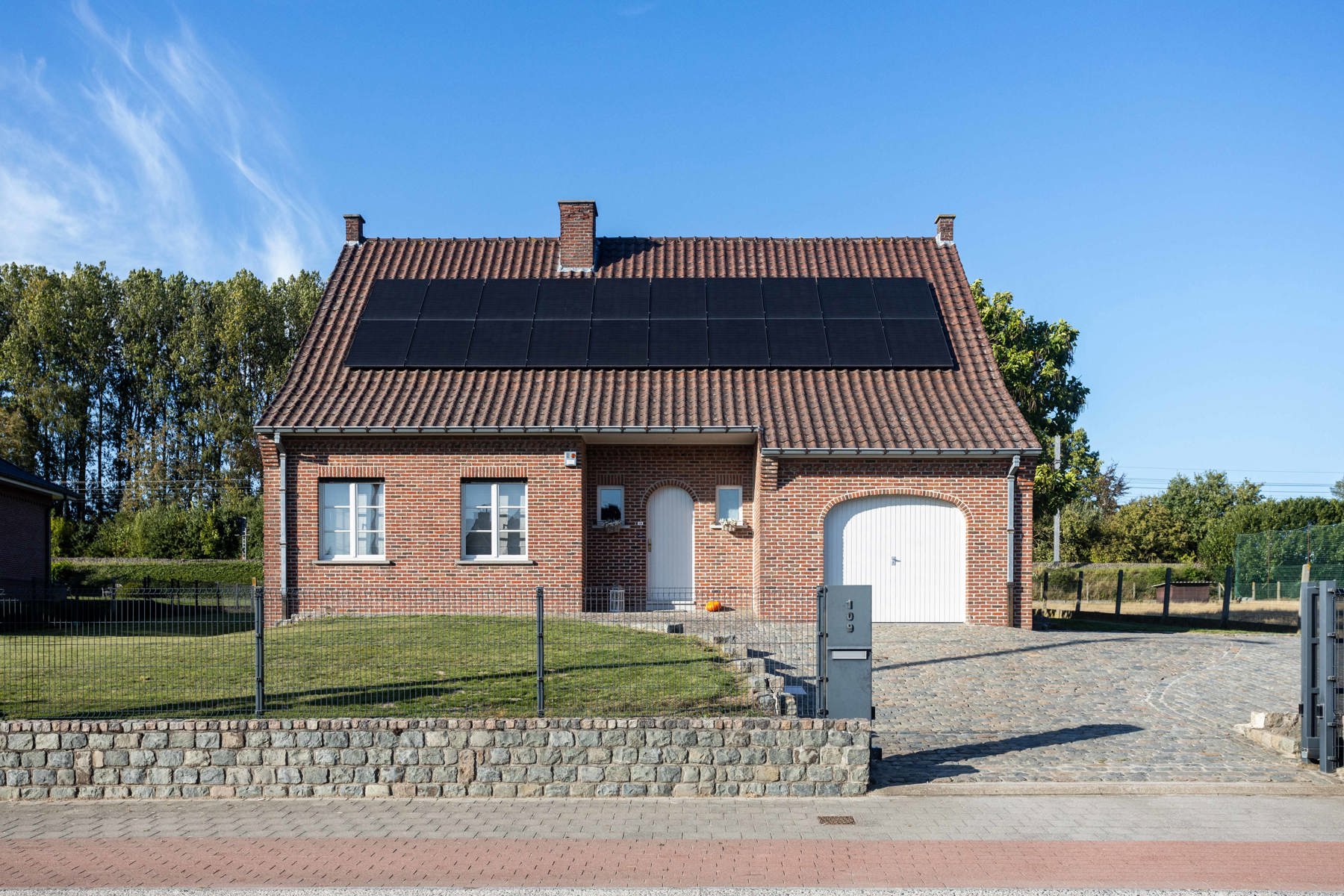 Ruime, instapklare gezinswoning met energiezuinige troeven foto {{pictureIndex}}